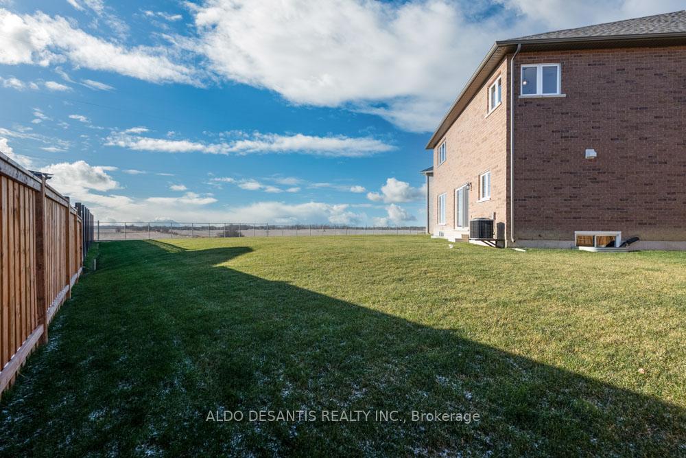 Photo 4 of 127 Rockledge Drive, Hamilton, Rural Glanbrook — HOMEH