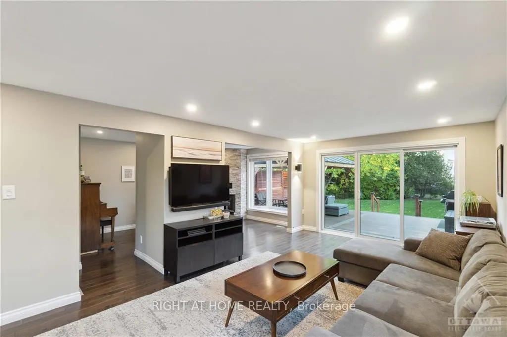 Photo 2 of 6 Shadetree Crescent, Ottawa, Borden Farm/Stewart Farm/Carleton Heights/Parkwood Hills — HOMEH
