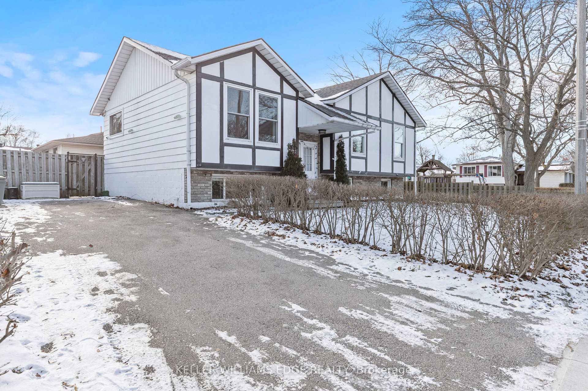 Photo 2 of 45 Greendale Drive, Hamilton, Gilkson — HOMEH