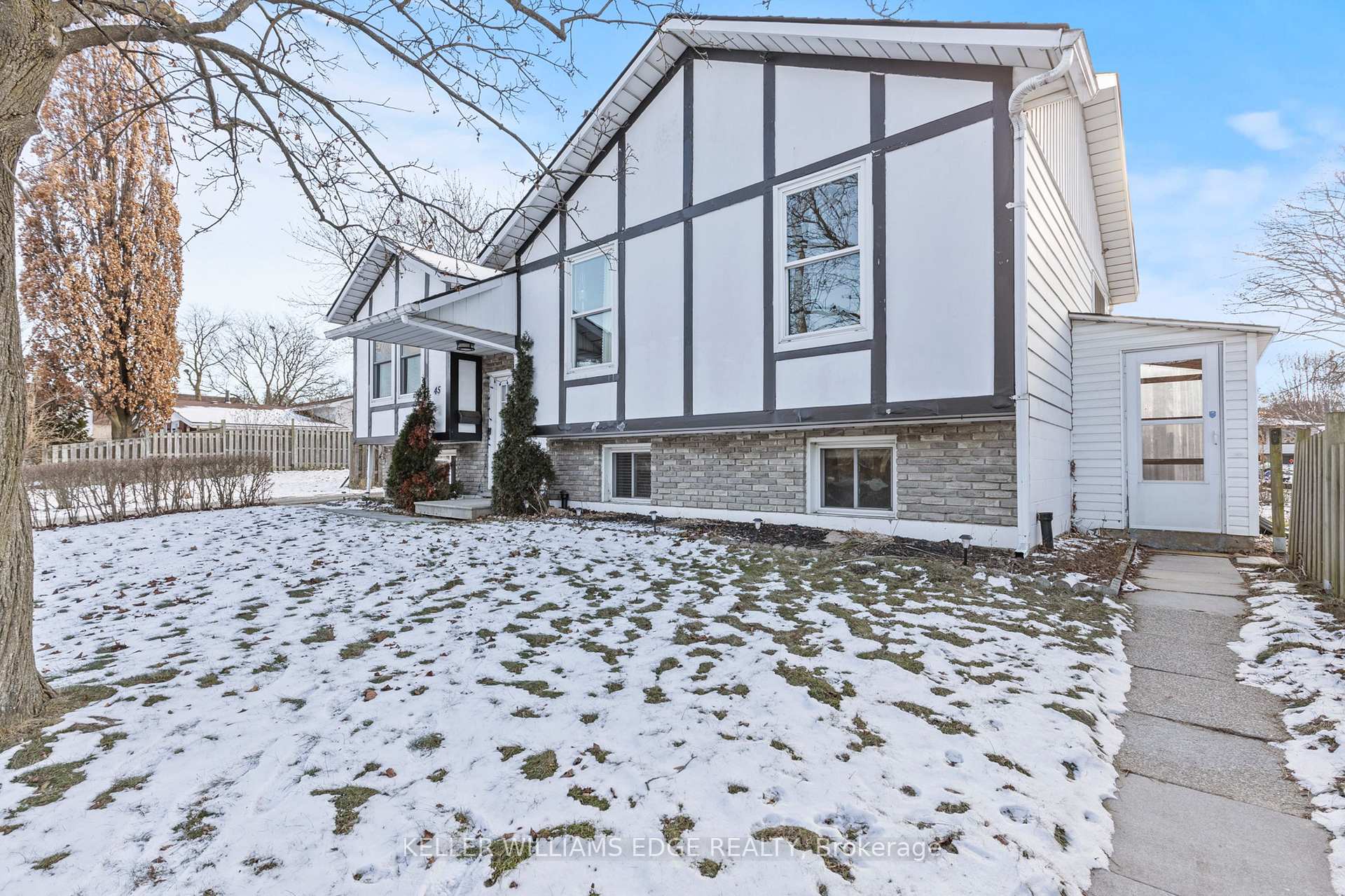 Photo 3 of 45 Greendale Drive, Hamilton, Gilkson — HOMEH