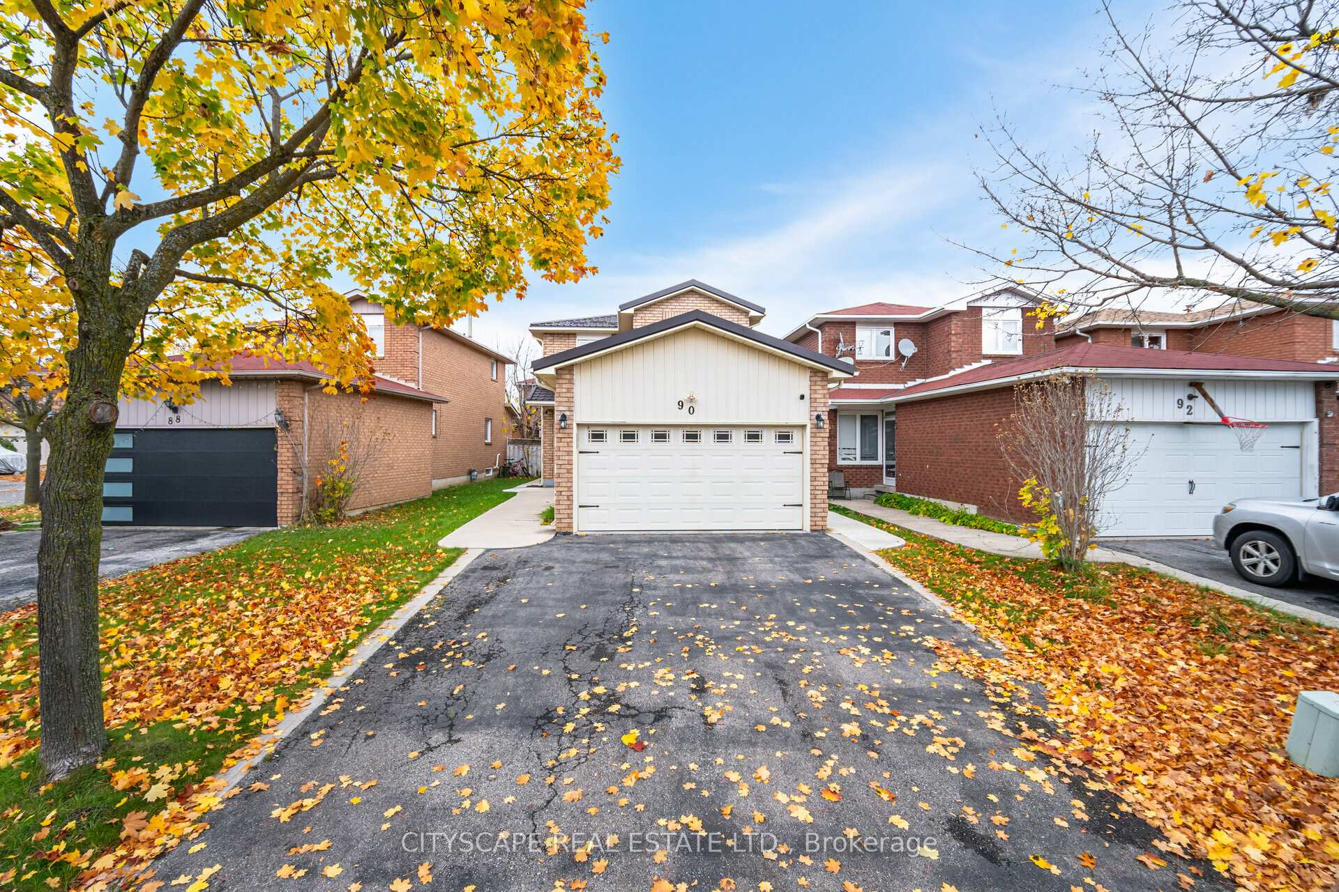 Photo 2 of 90 Toba Crescent, Brampton, Heart Lake East — HOMEH