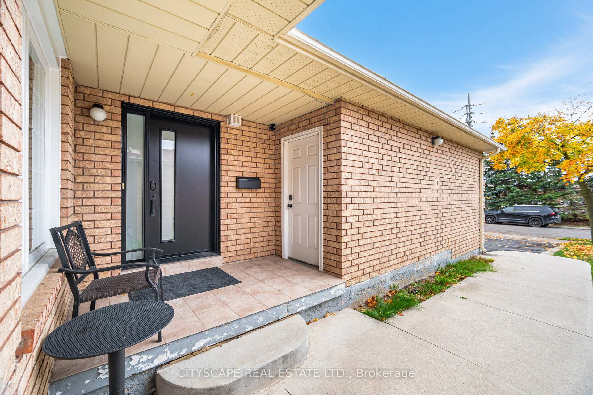 Photo 4 of 90 Toba Crescent, Brampton, Heart Lake East — HOMEH