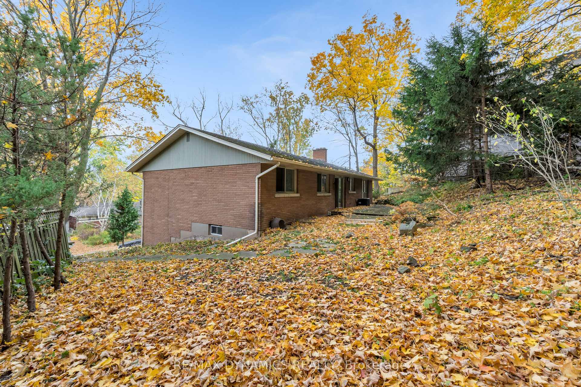 Photo 14 of 160 Woodside Drive, St. Catharines, Glendale/Glenridge — HOMEH