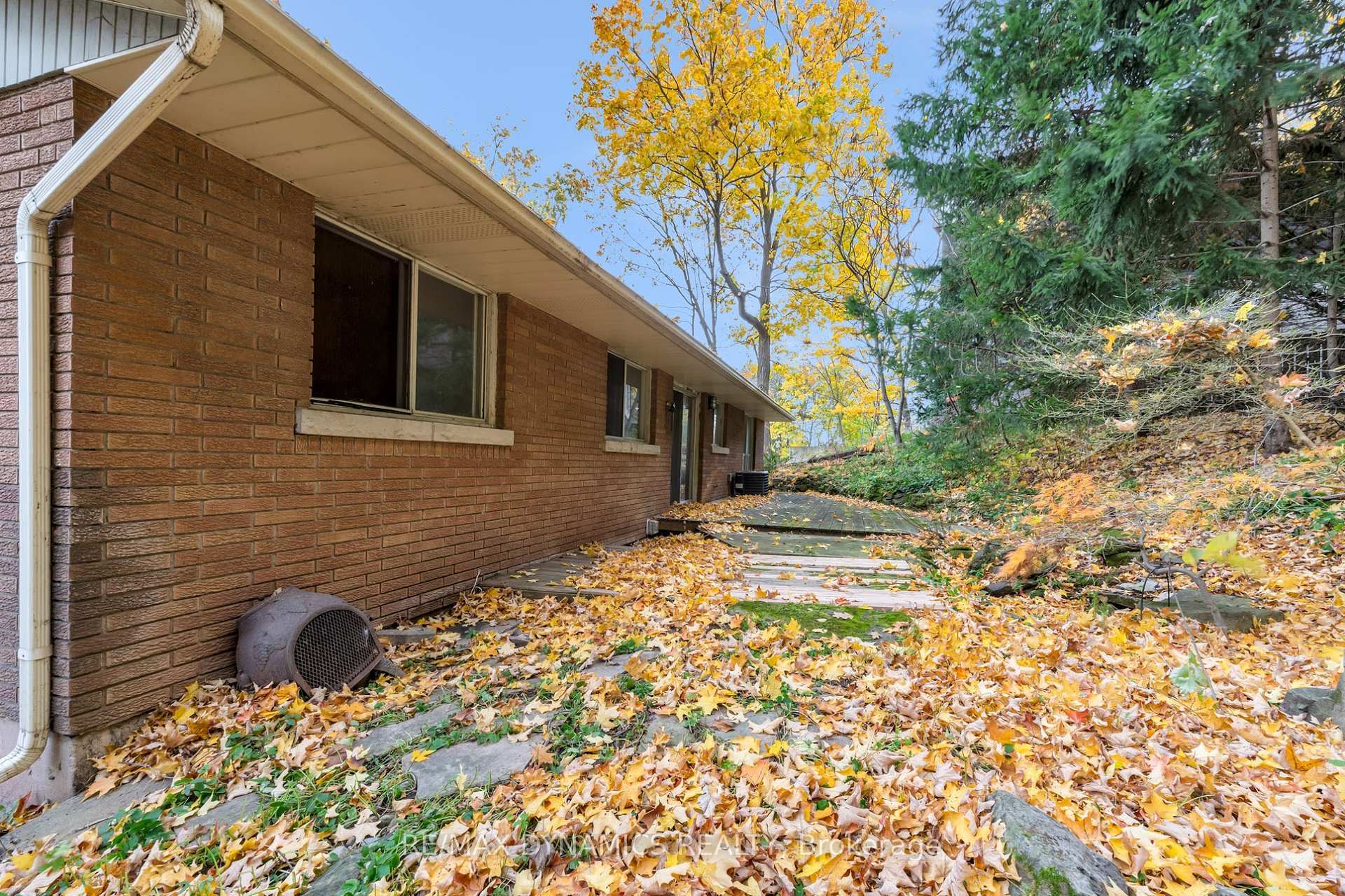 Photo 15 of 160 Woodside Drive, St. Catharines, Glendale/Glenridge — HOMEH