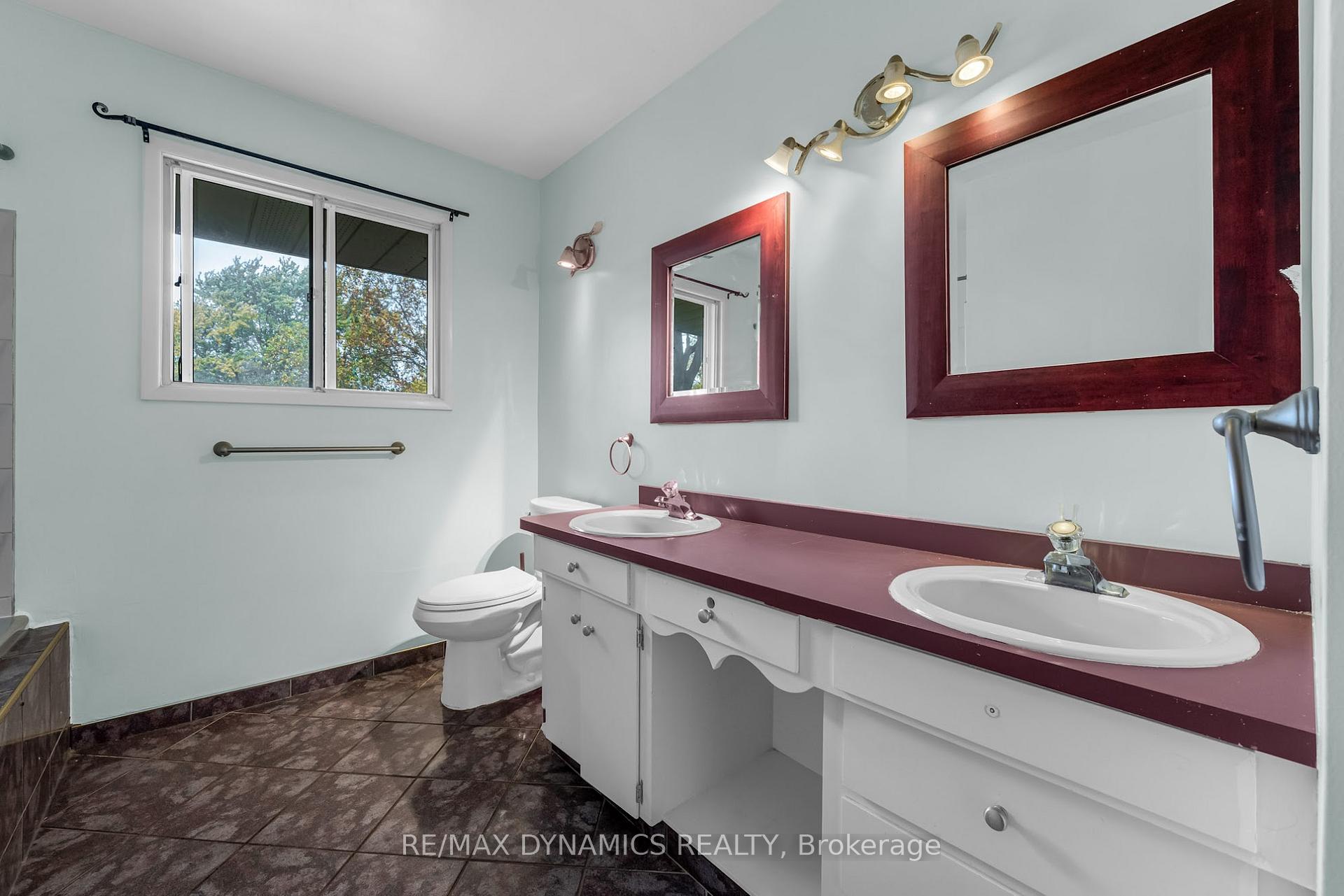 Photo 37 of 160 Woodside Drive, St. Catharines, Glendale/Glenridge — HOMEH