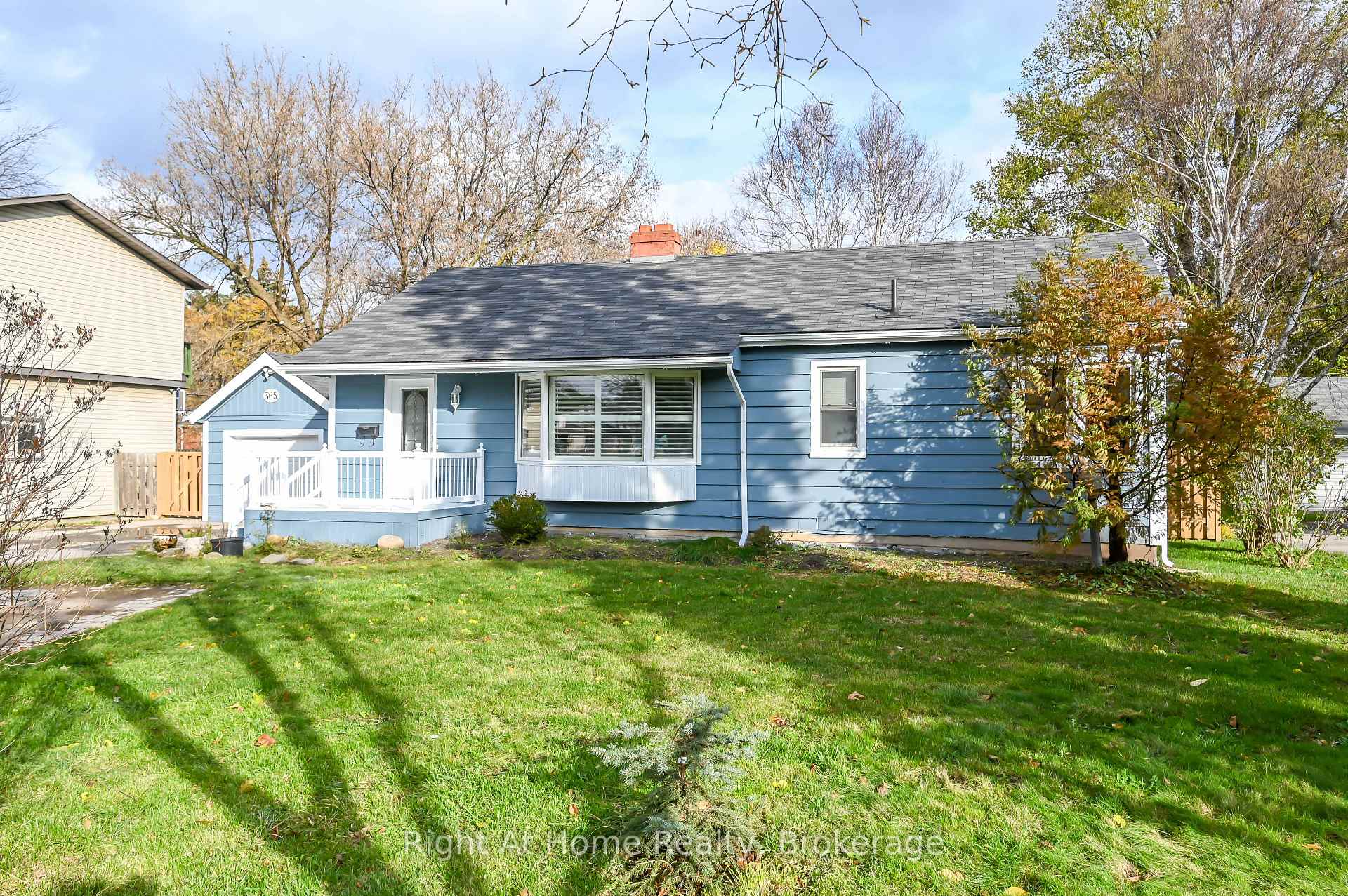 Photo 2 of 365 Fiddlers Green Road, Hamilton, Ancaster — HOMEH