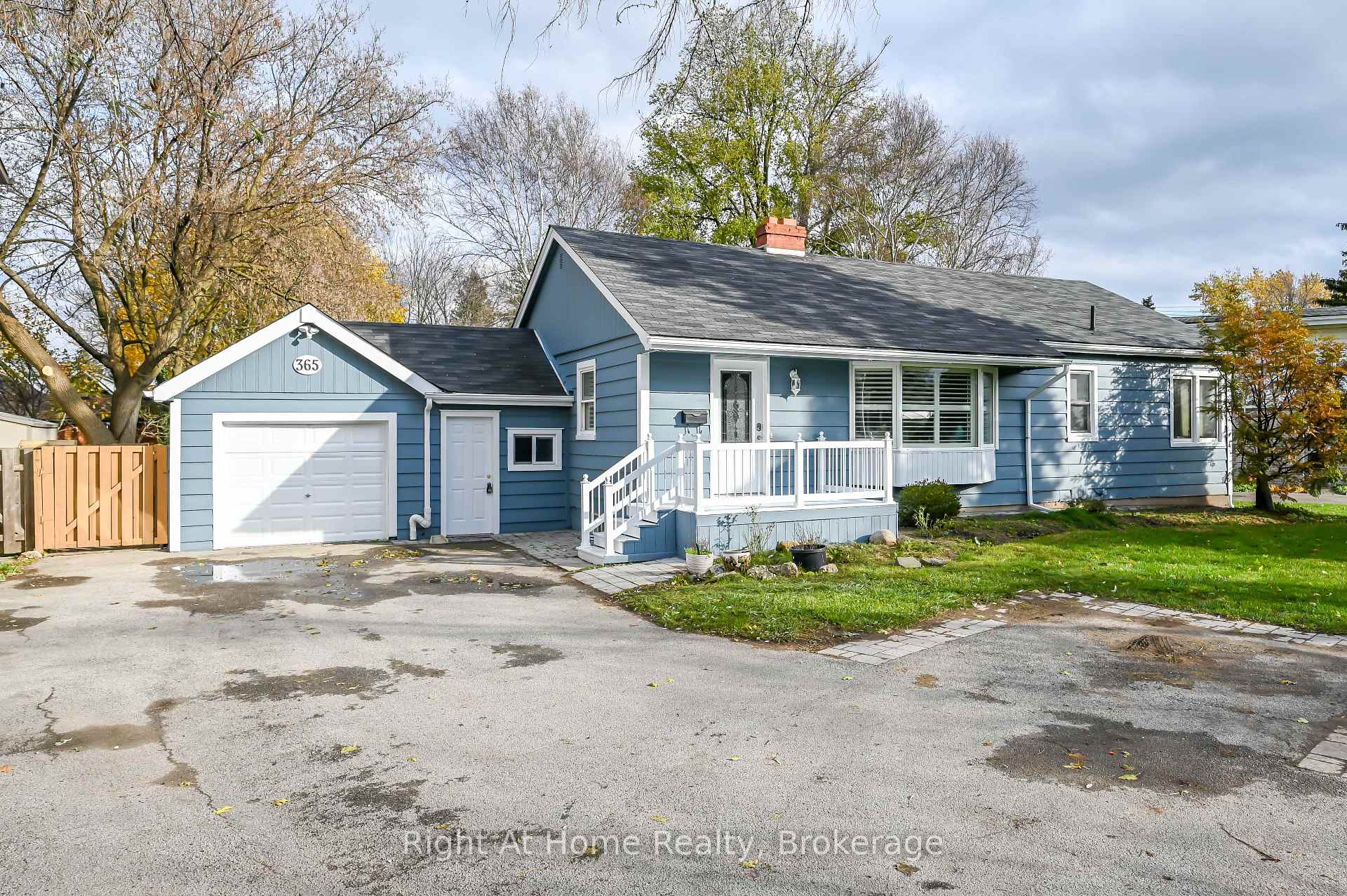 Photo 3 of 365 Fiddlers Green Road, Hamilton, Ancaster — HOMEH