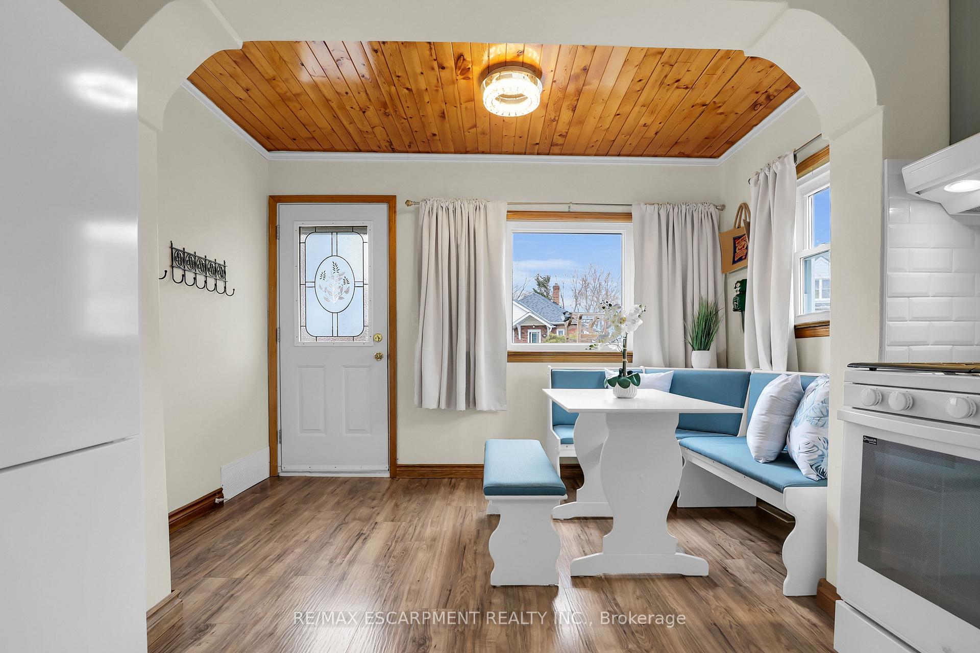 Photo 2 of 16 Kingsway Crescent, St. Catharines, Fairview — HOMEH
