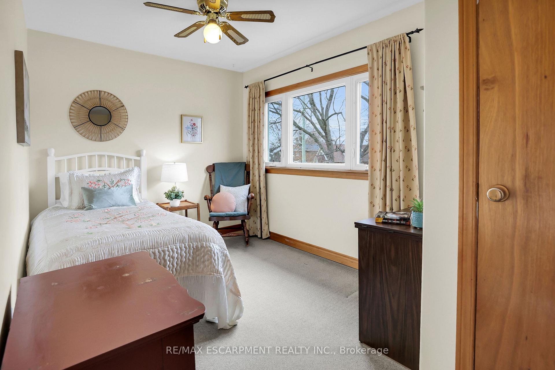 Photo 12 of 16 Kingsway Crescent, St. Catharines, Fairview — HOMEH