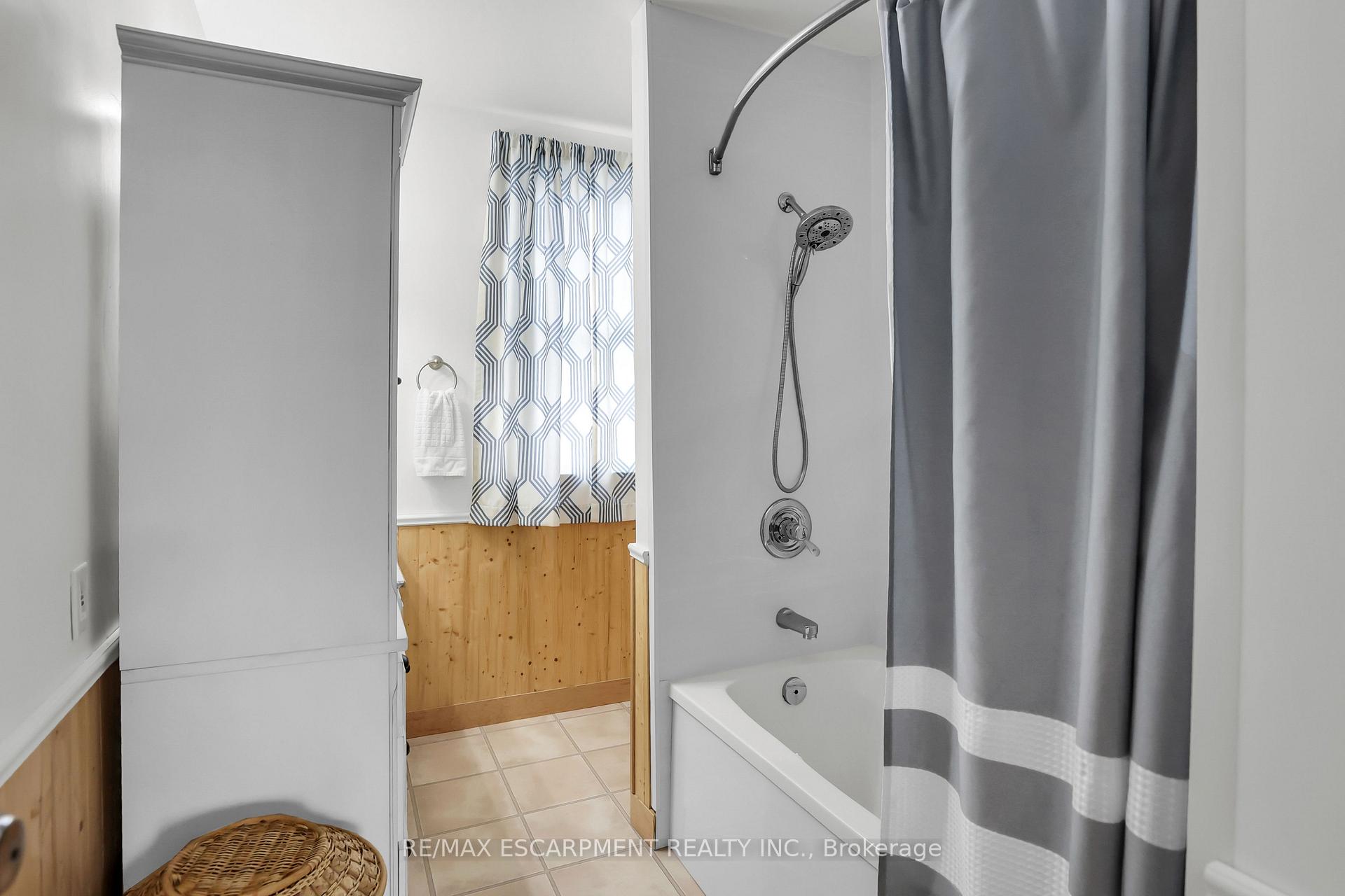 Photo 15 of 16 Kingsway Crescent, St. Catharines, Fairview — HOMEH