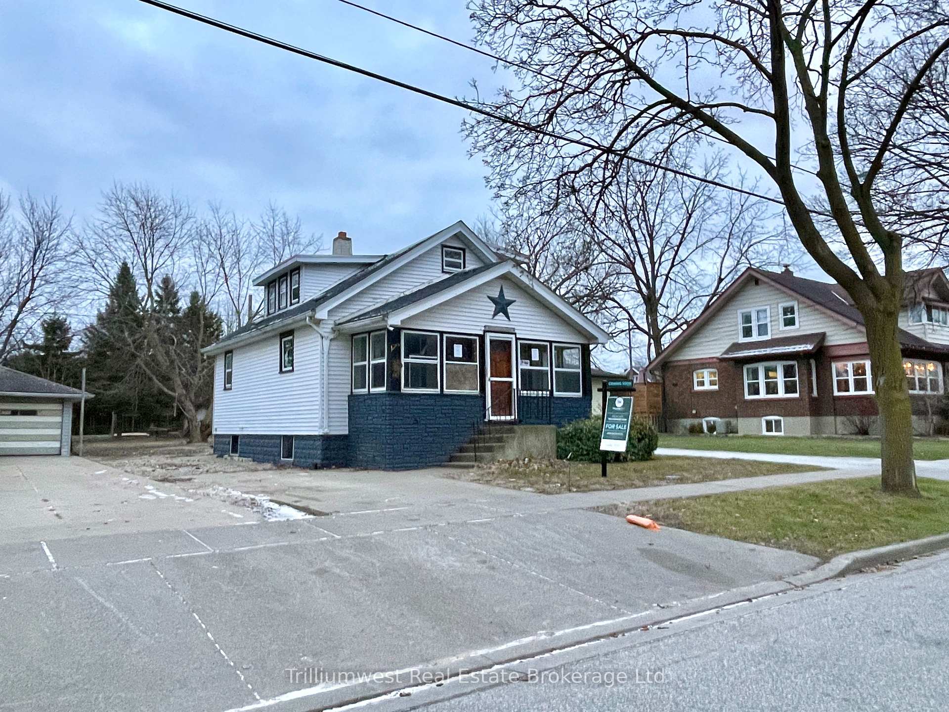 Front of 44 Robinson Street