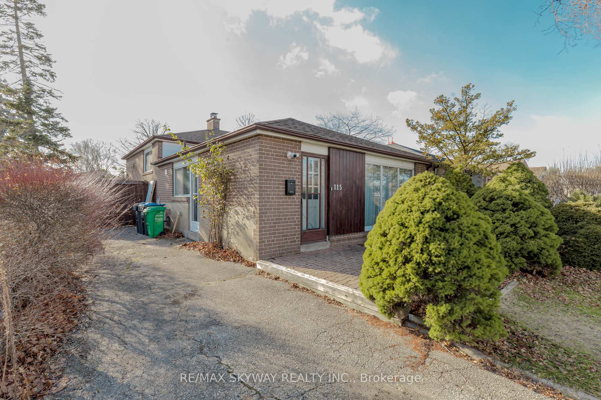 Photo 3 of 115 Aloma Crescent W, Brampton, Avondale — HOMEH