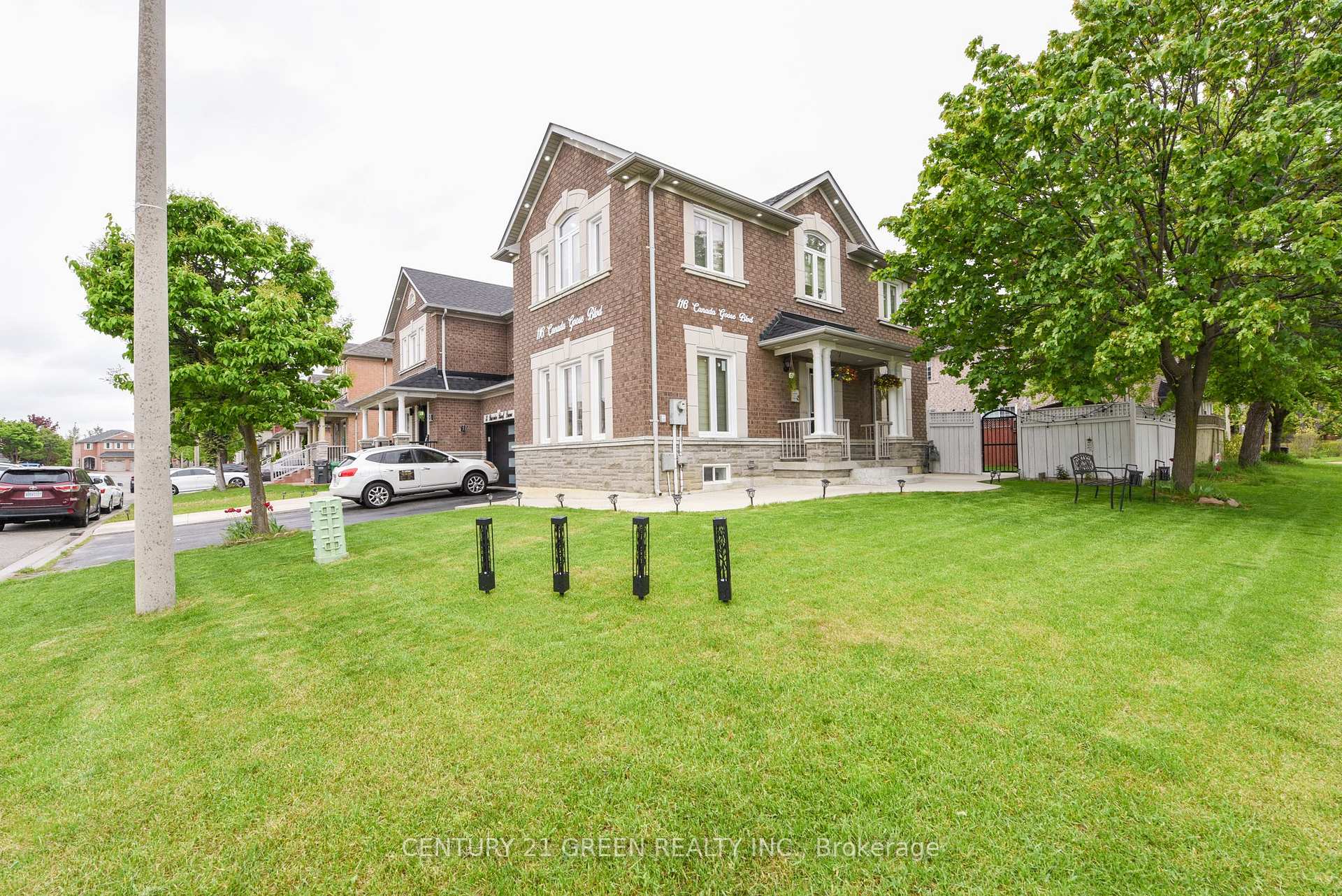 Front of 116 Canada Goose Boulevard