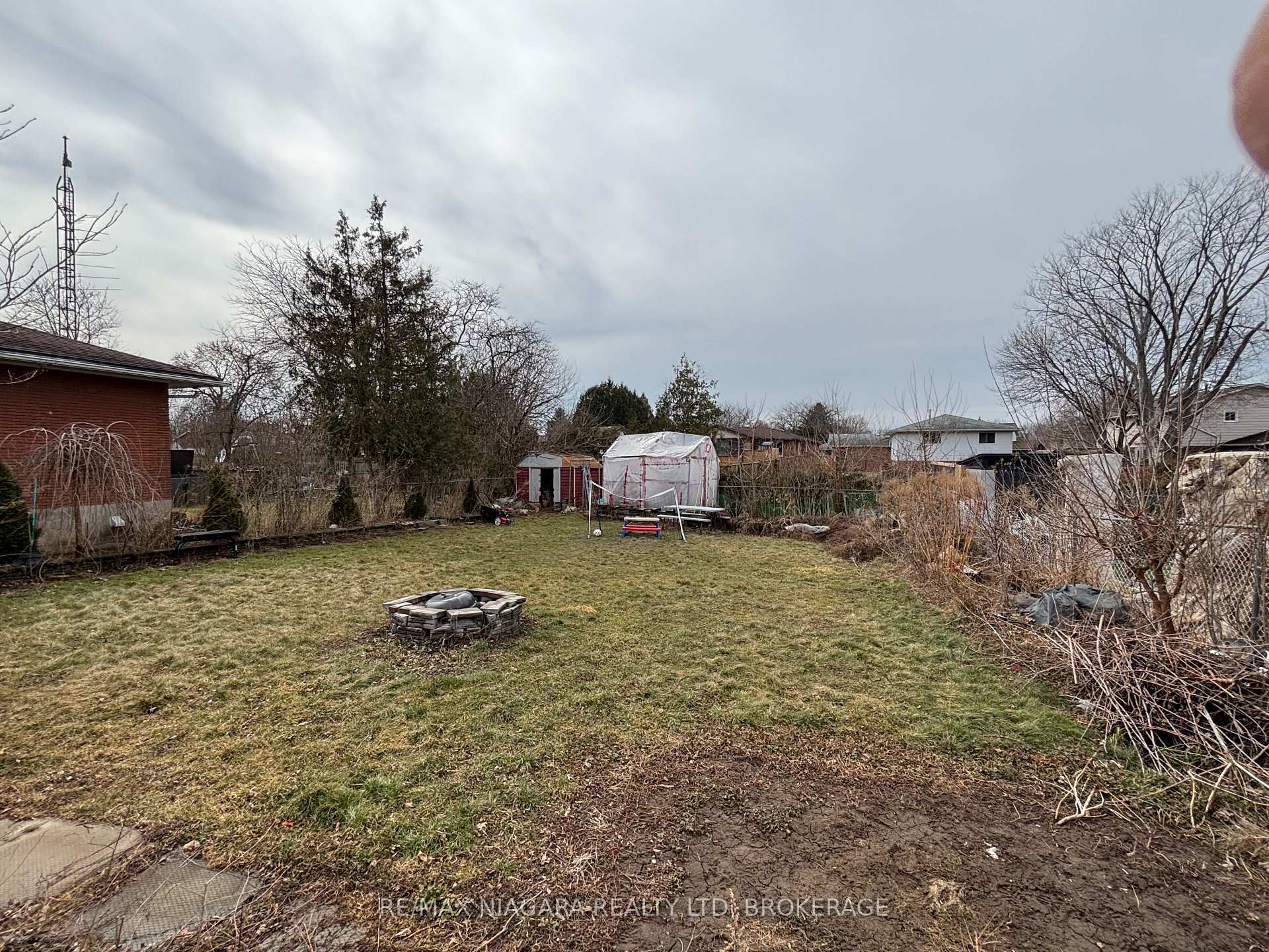 Photo 3 of 297 Vine Street, St. Catharines, Fairview — HOMEH