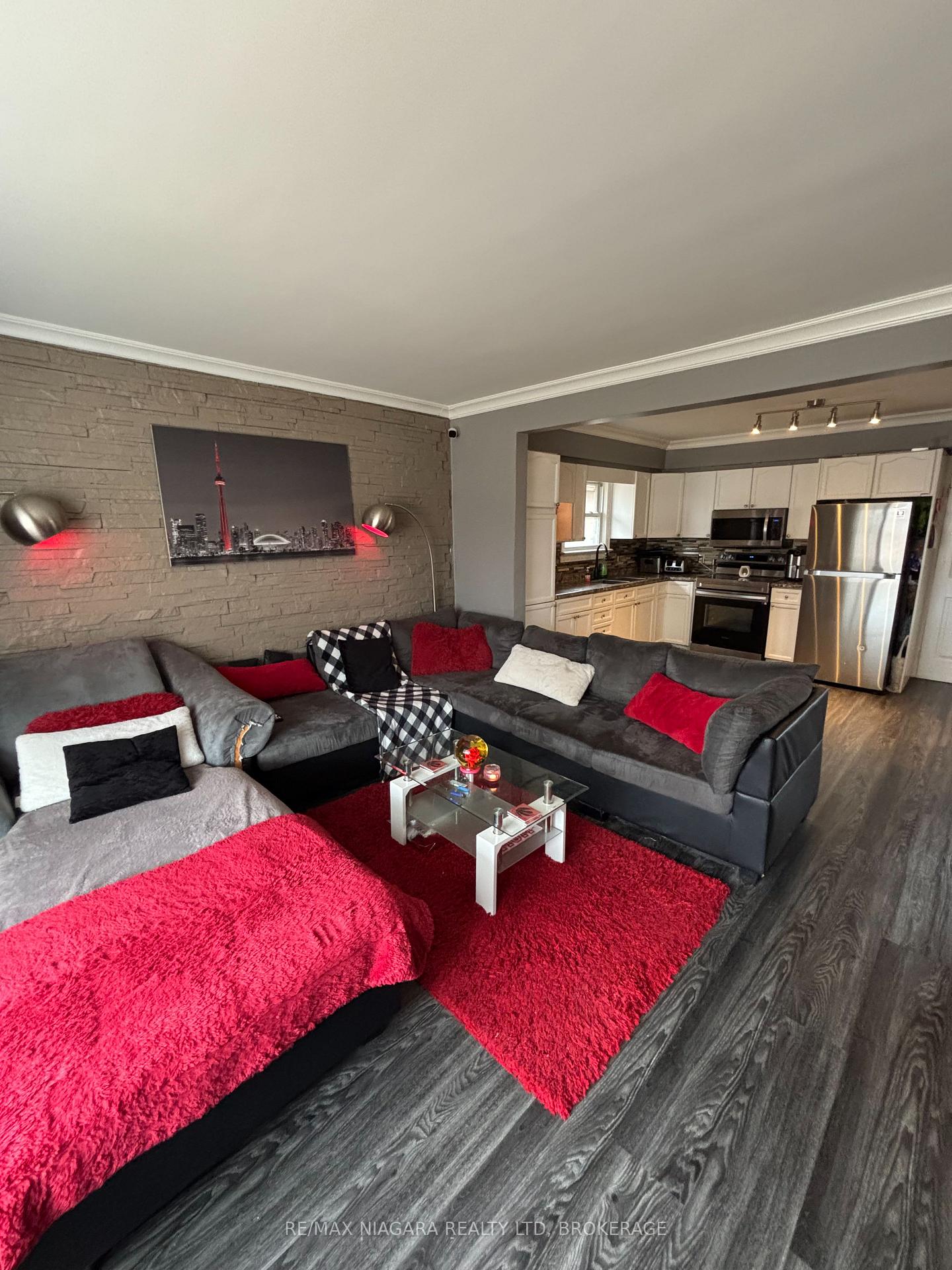 Photo 5 of 297 Vine Street, St. Catharines, Fairview — HOMEH