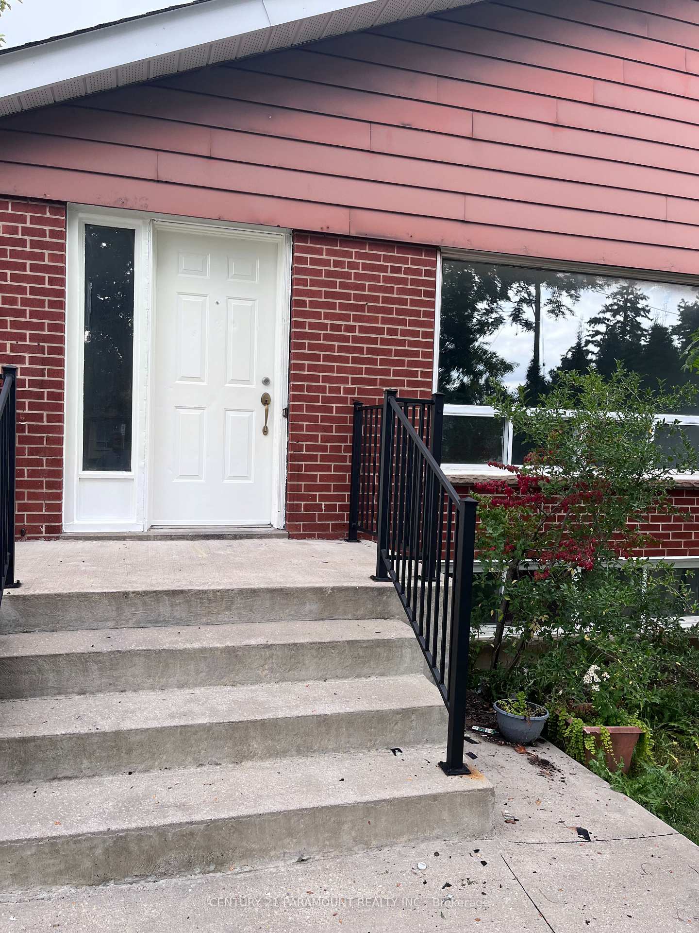 Front of 39 Aloma Crescent