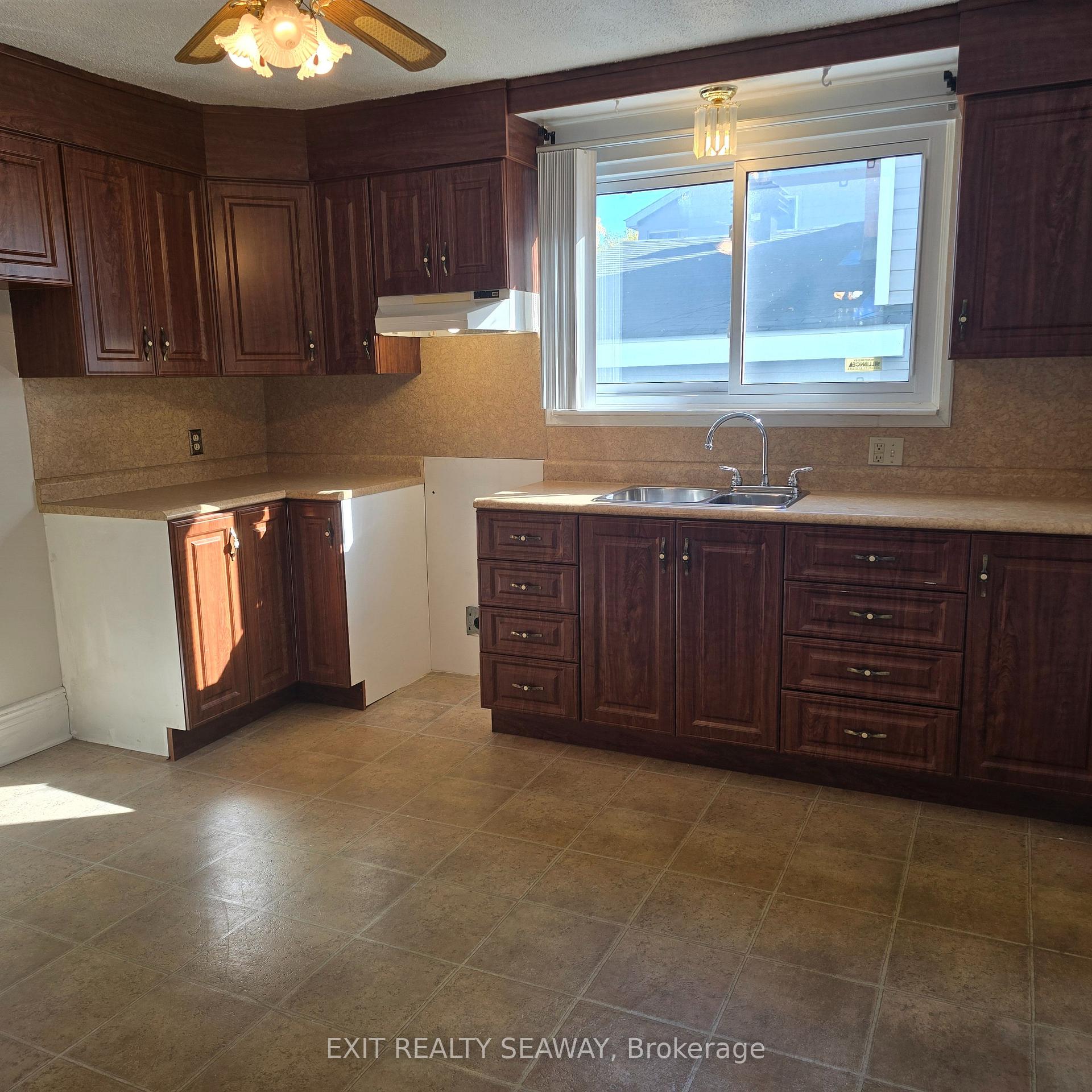 Photo 5 of 106 6th Street W, Cornwall — HOMEH