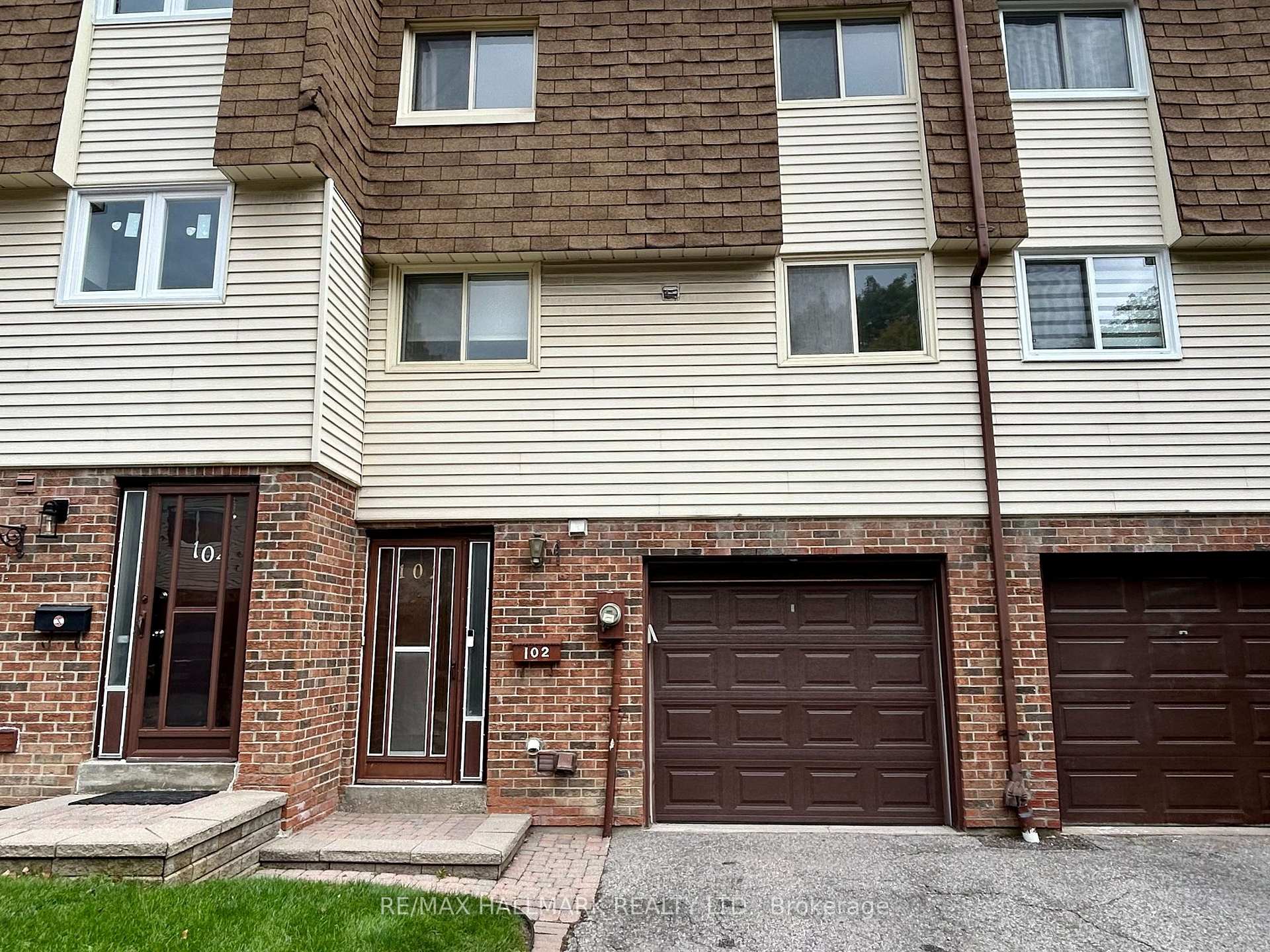 Front of 102 Jenny Wren Way