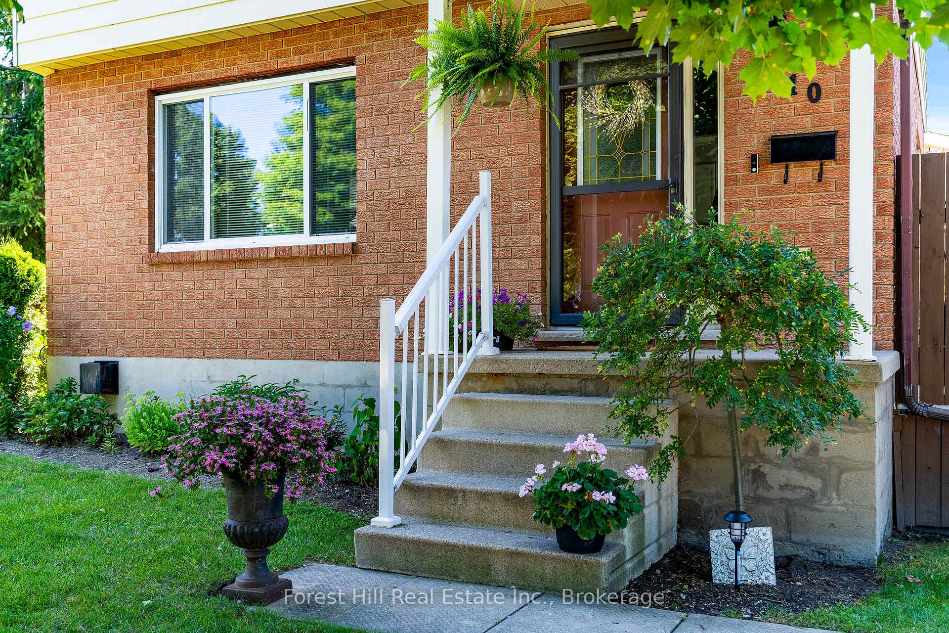 Photo 2 of 10 Leslie Drive, Collingwood — HOMEH
