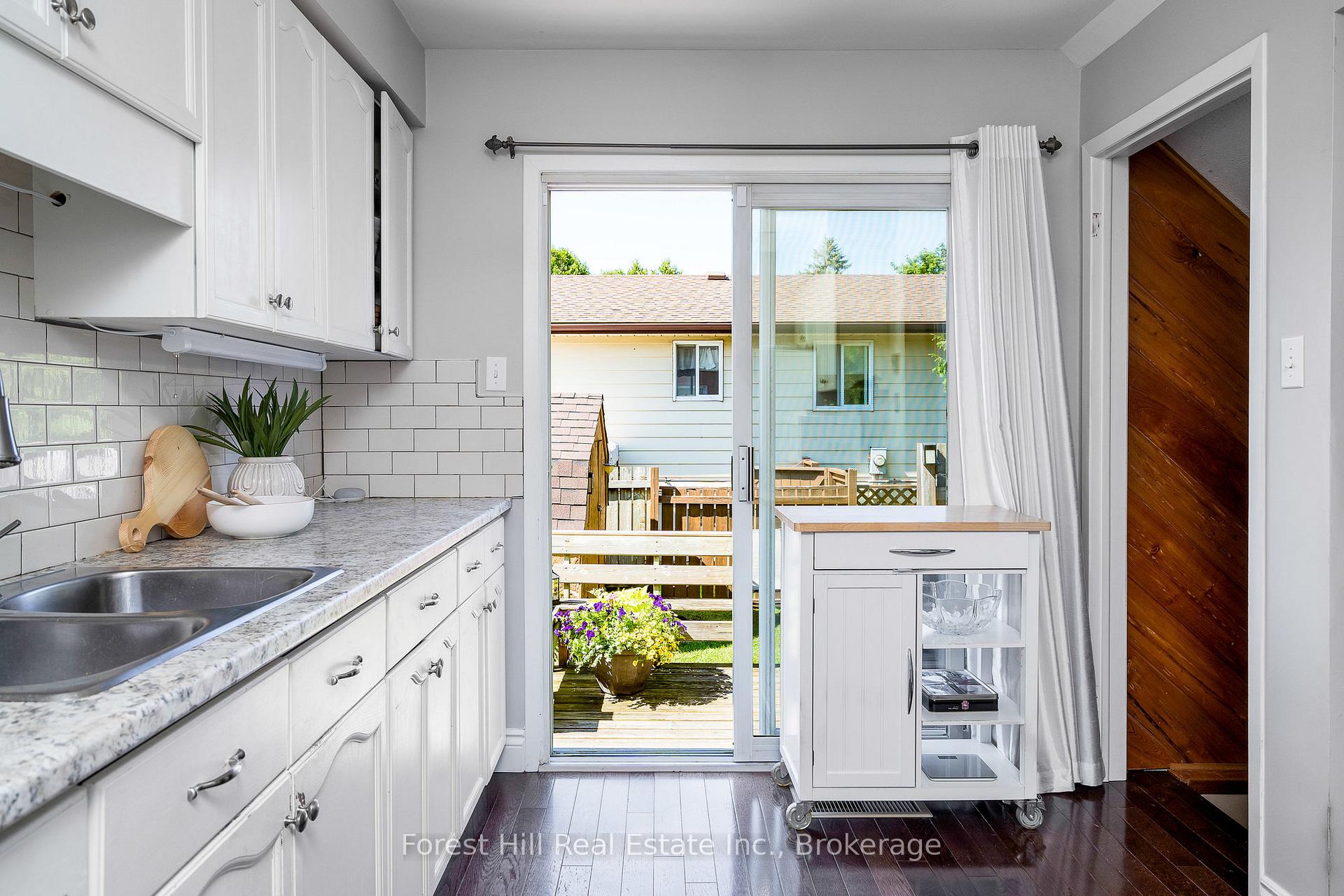 Photo 12 of 10 Leslie Drive, Collingwood — HOMEH