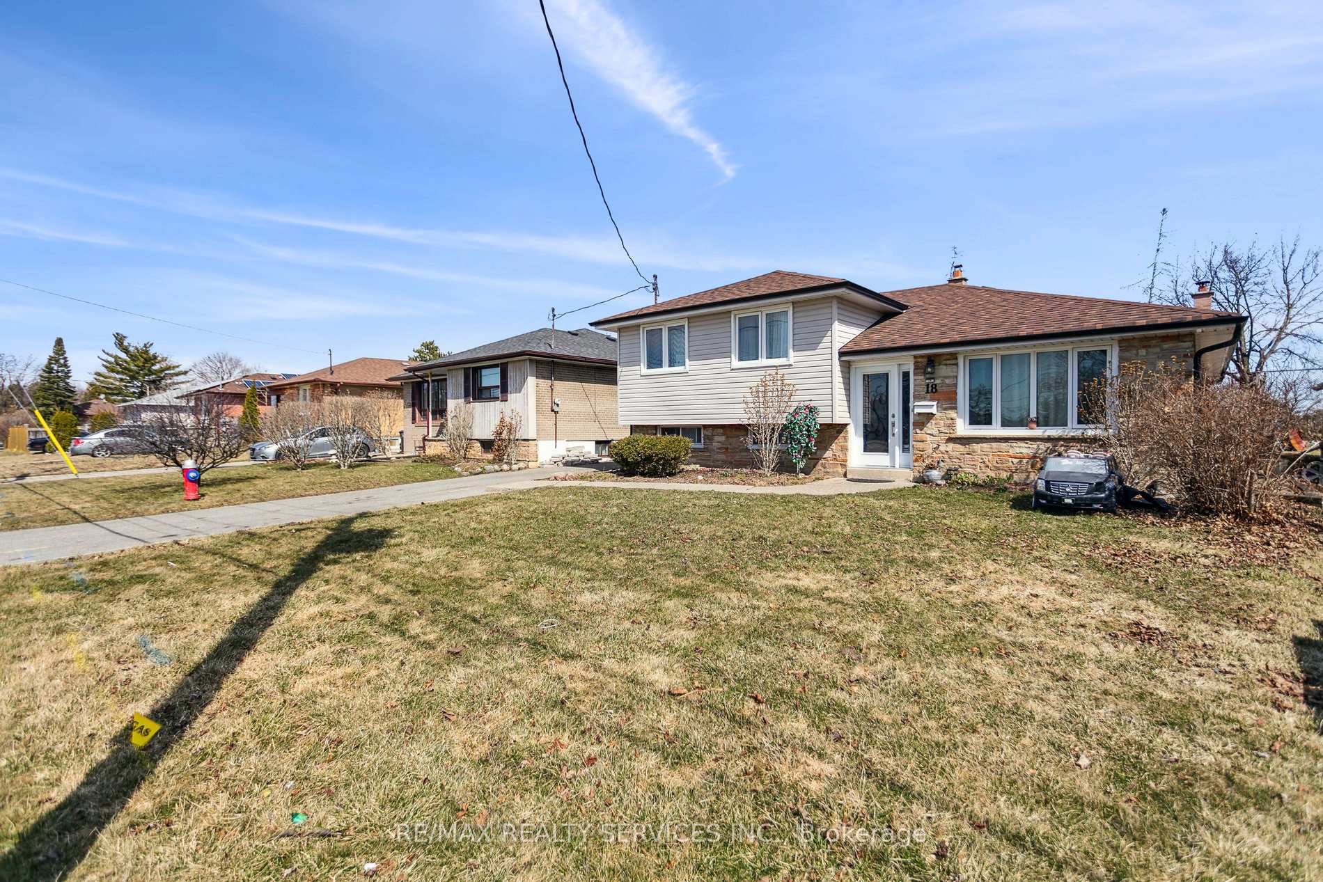 Photo 2 of 18 Kimbark Drive, Brampton, Northwood Park — HOMEH