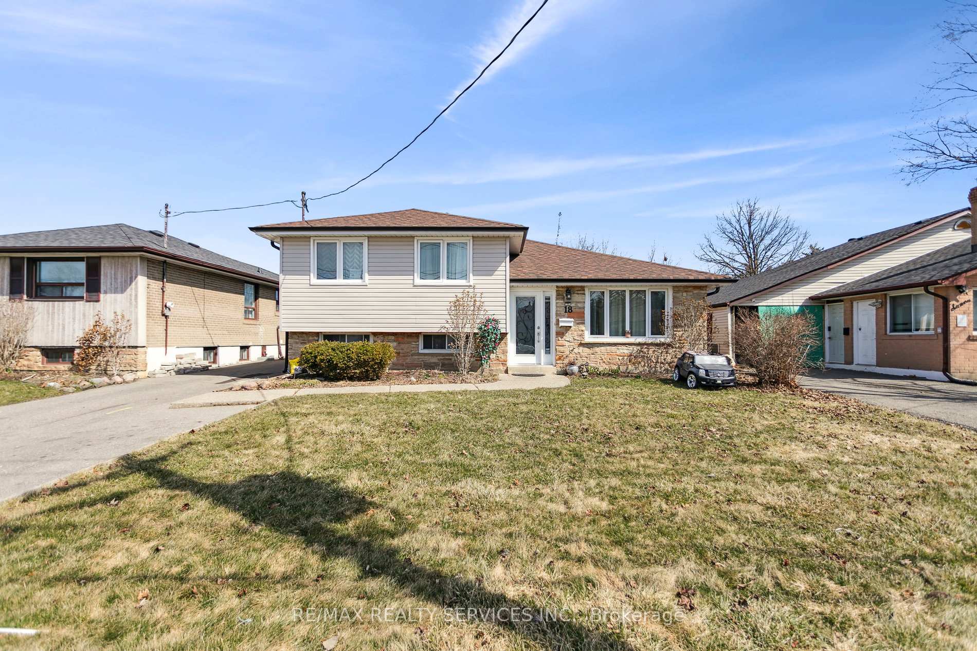 Photo 3 of 18 Kimbark Drive, Brampton, Northwood Park — HOMEH