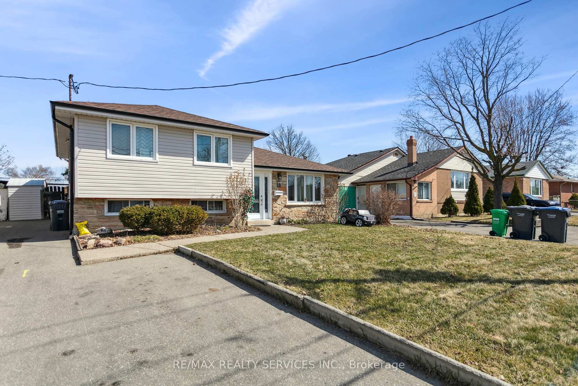 Photo 4 of 18 Kimbark Drive, Brampton, Northwood Park — HOMEH