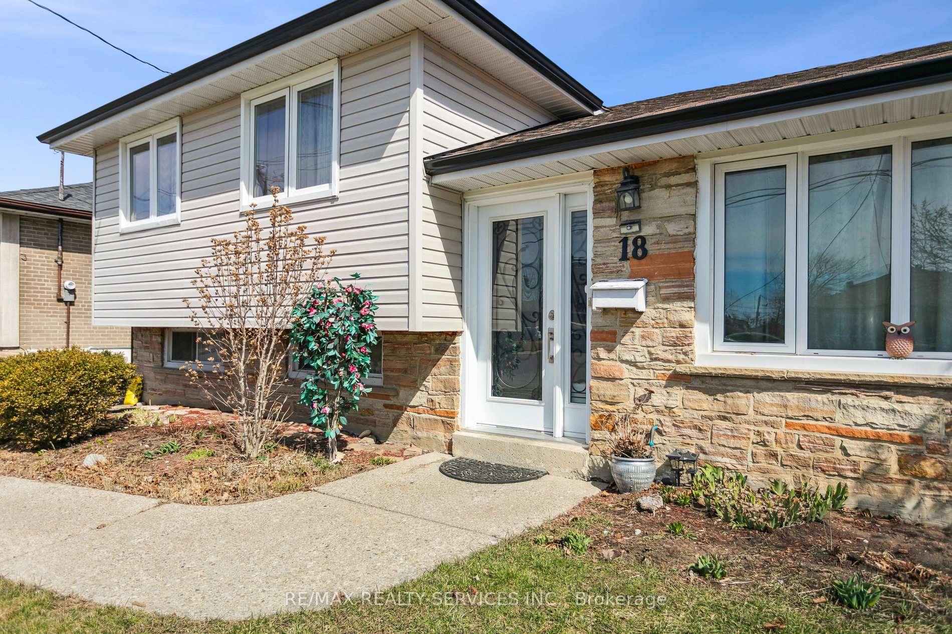 Photo 5 of 18 Kimbark Drive, Brampton, Northwood Park — HOMEH