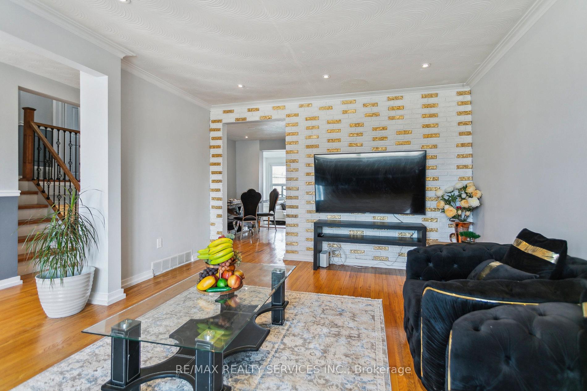 Photo 13 of 18 Kimbark Drive, Brampton, Northwood Park — HOMEH
