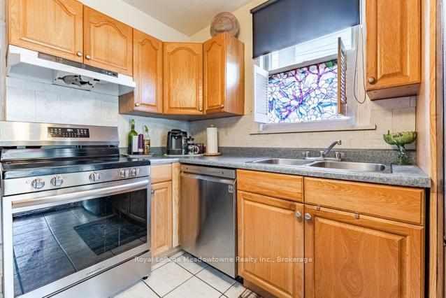 Photo 15 of 60 Cameron Avenue S, Hamilton, Bartonville — HOMEH