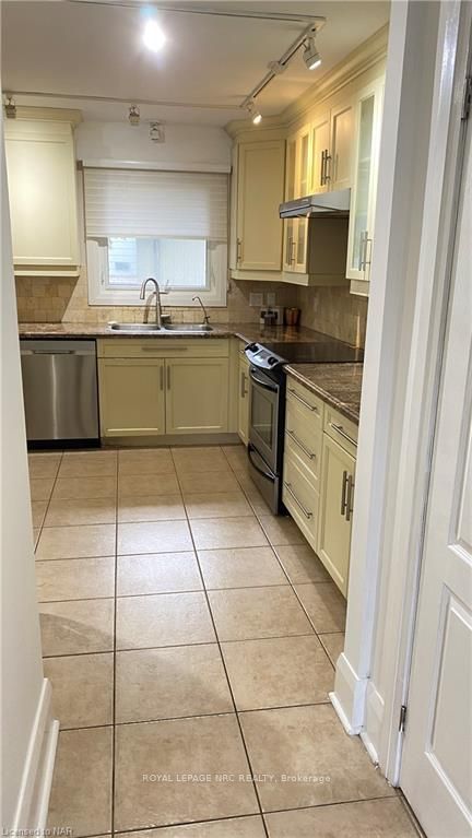Photo 3 of 10 Adelene Crescent, St. Catharines, Glendale/Glenridge — HOMEH