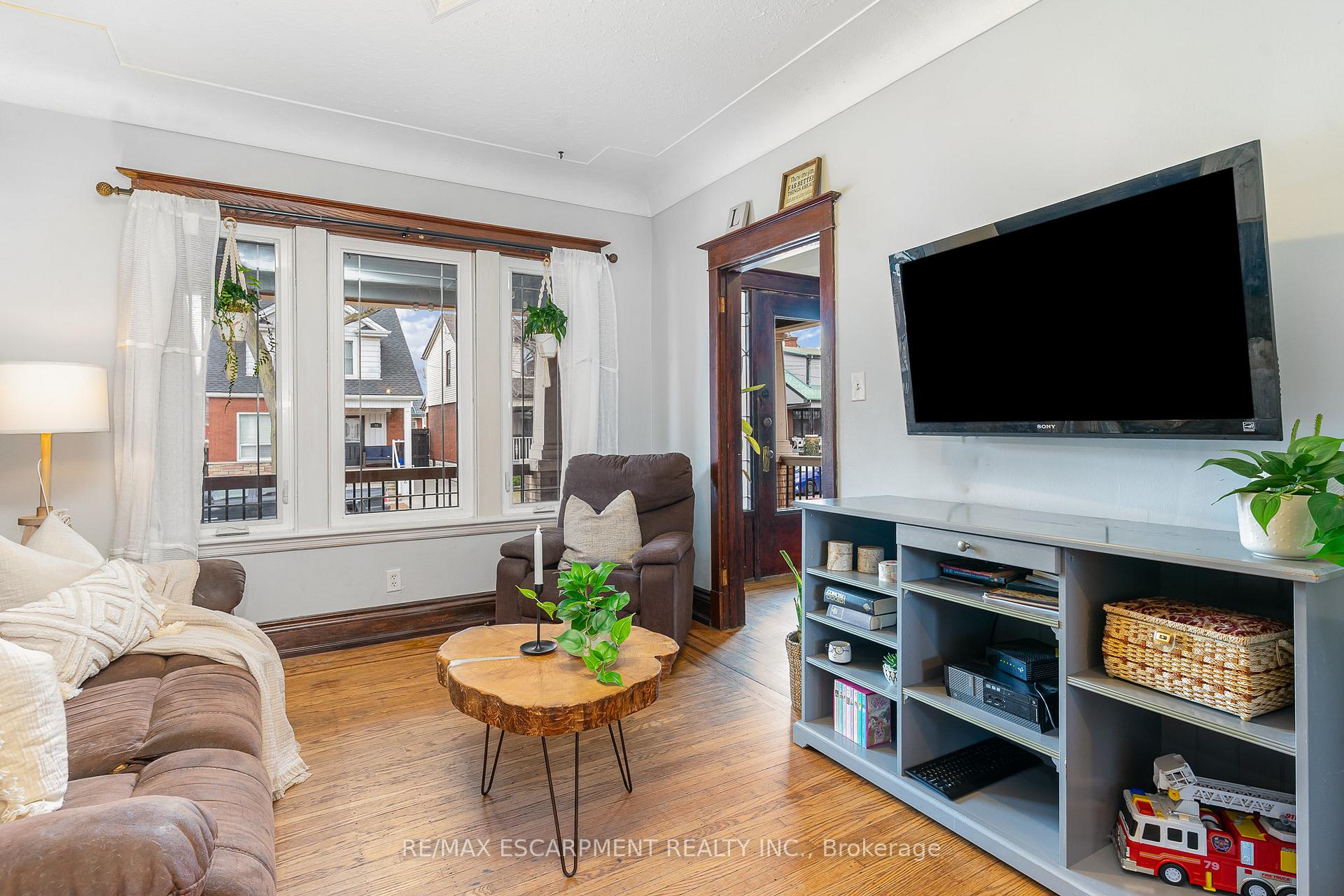 Photo 8 of 81 Kensington Avenue N, Hamilton, Crown Point — HOMEH