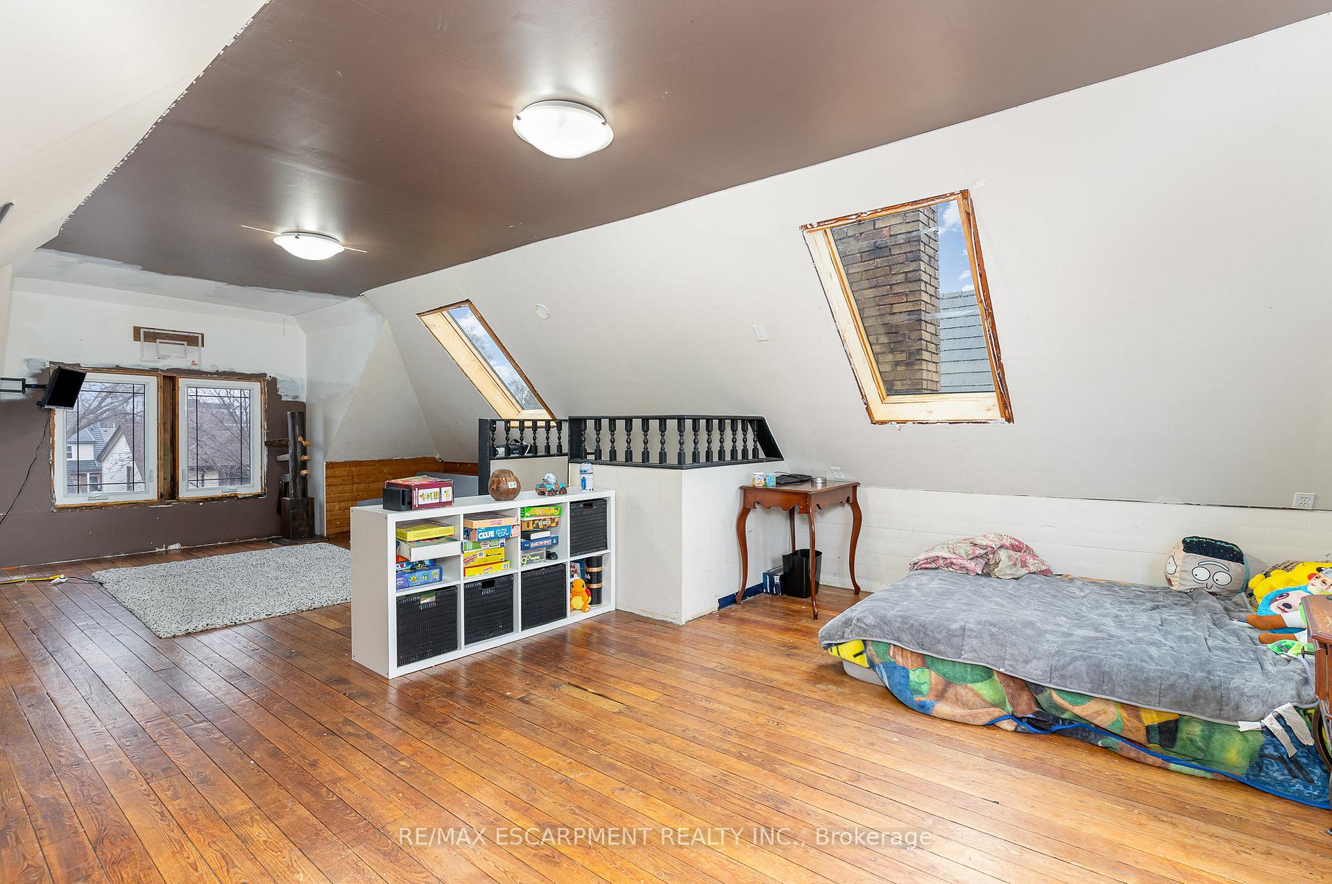 Photo 52 of 81 Kensington Avenue N, Hamilton, Crown Point — HOMEH