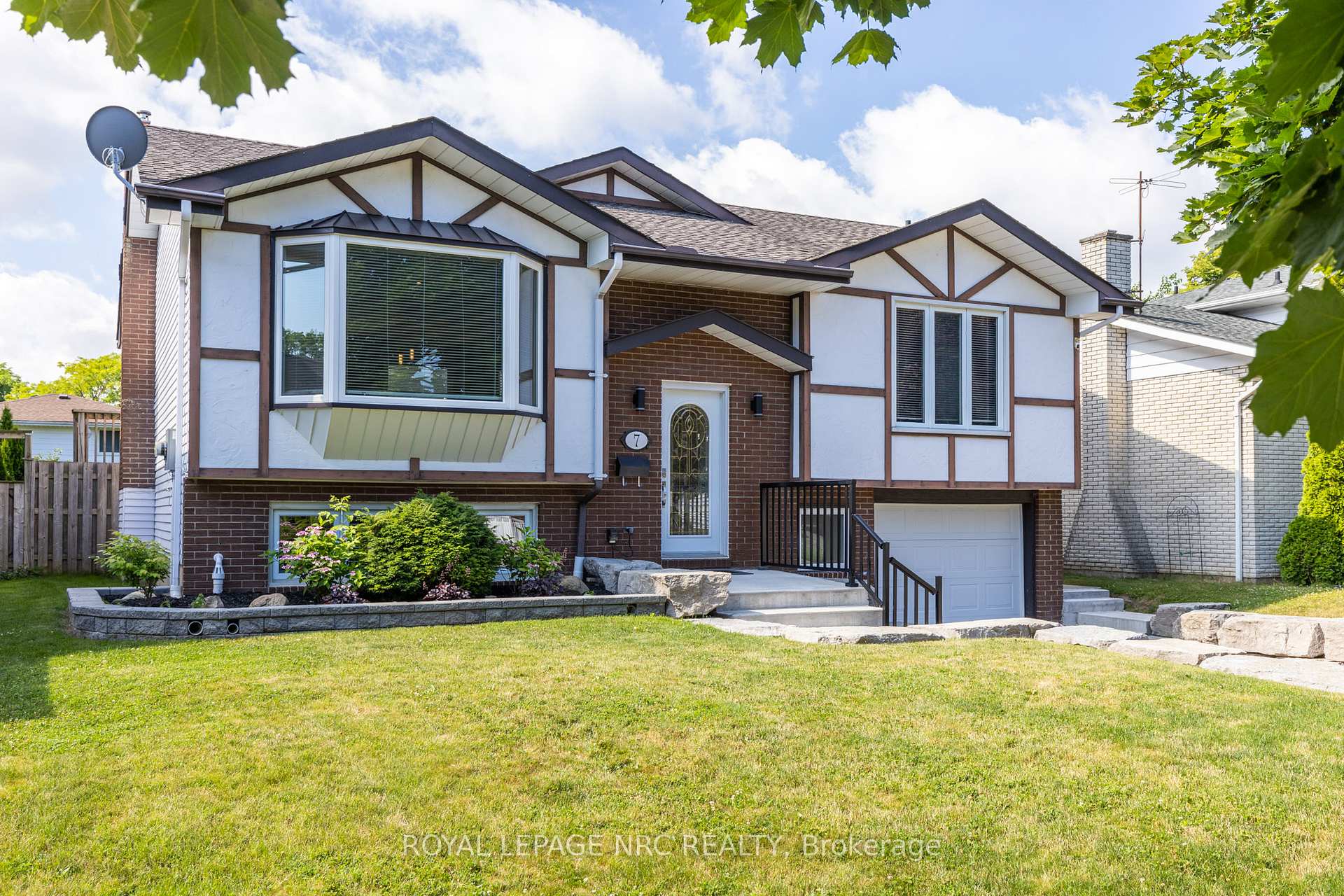 Photo 2 of 7 Lakebreeze Crescent, St. Catharines, Lakeshore — HOMEH