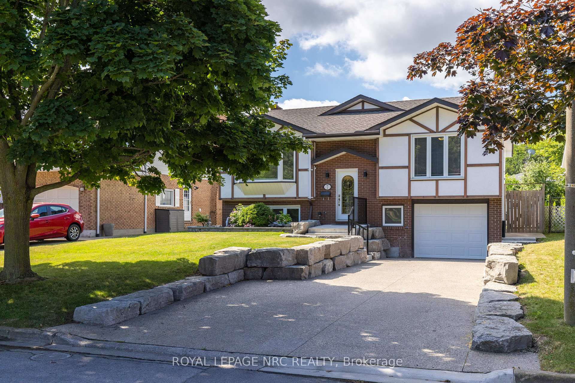 Photo 3 of 7 Lakebreeze Crescent, St. Catharines, Lakeshore — HOMEH