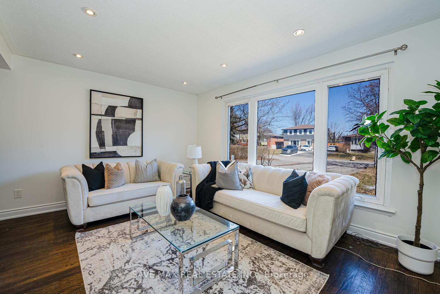 Photo 2 of 24 Evesham Crescent, Brampton, Southgate — HOMEH