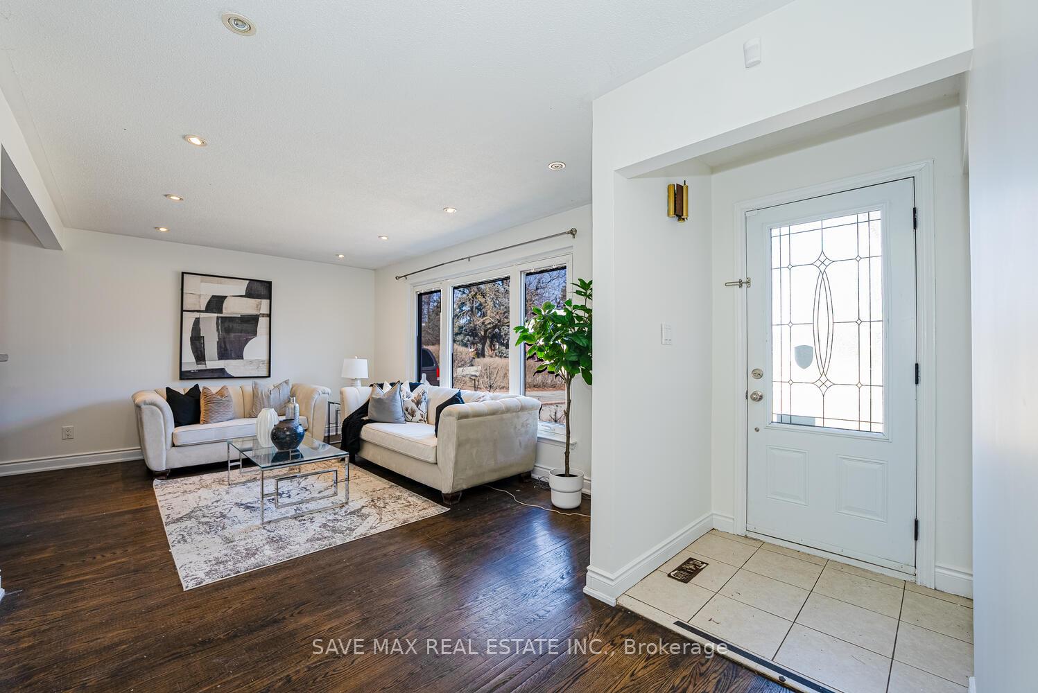 Photo 4 of 24 Evesham Crescent, Brampton, Southgate — HOMEH