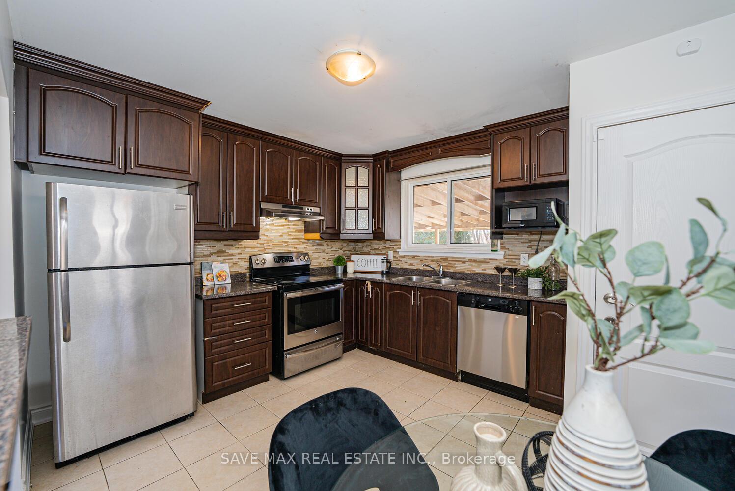 Photo 5 of 24 Evesham Crescent, Brampton, Southgate — HOMEH