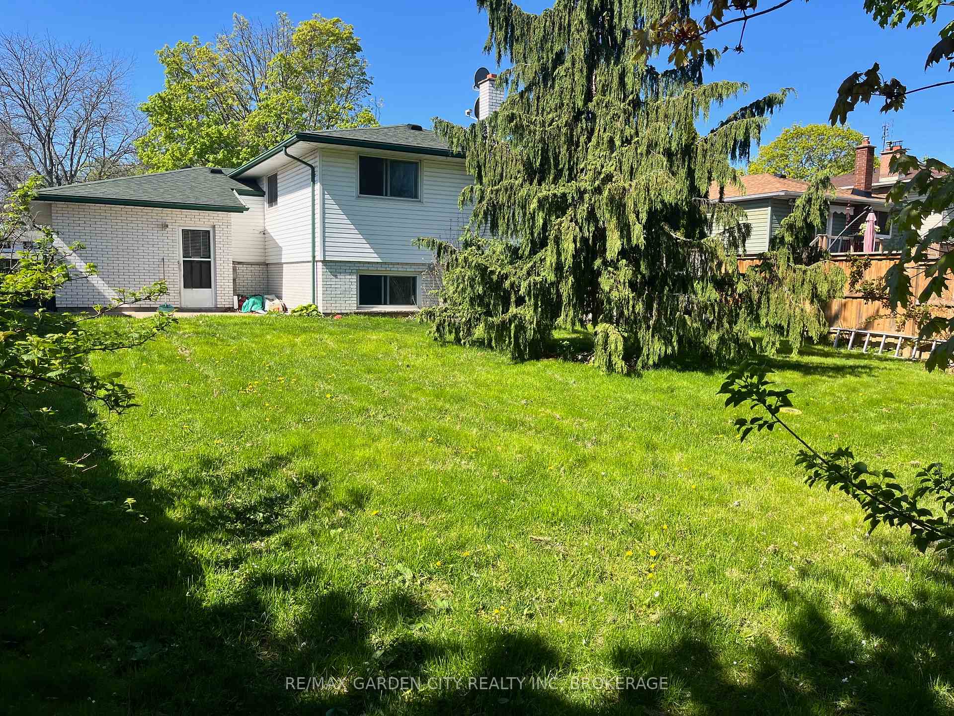 Photo 3 of 80 Royal Oak Drive, St. Catharines, Martindale Pond — HOMEH