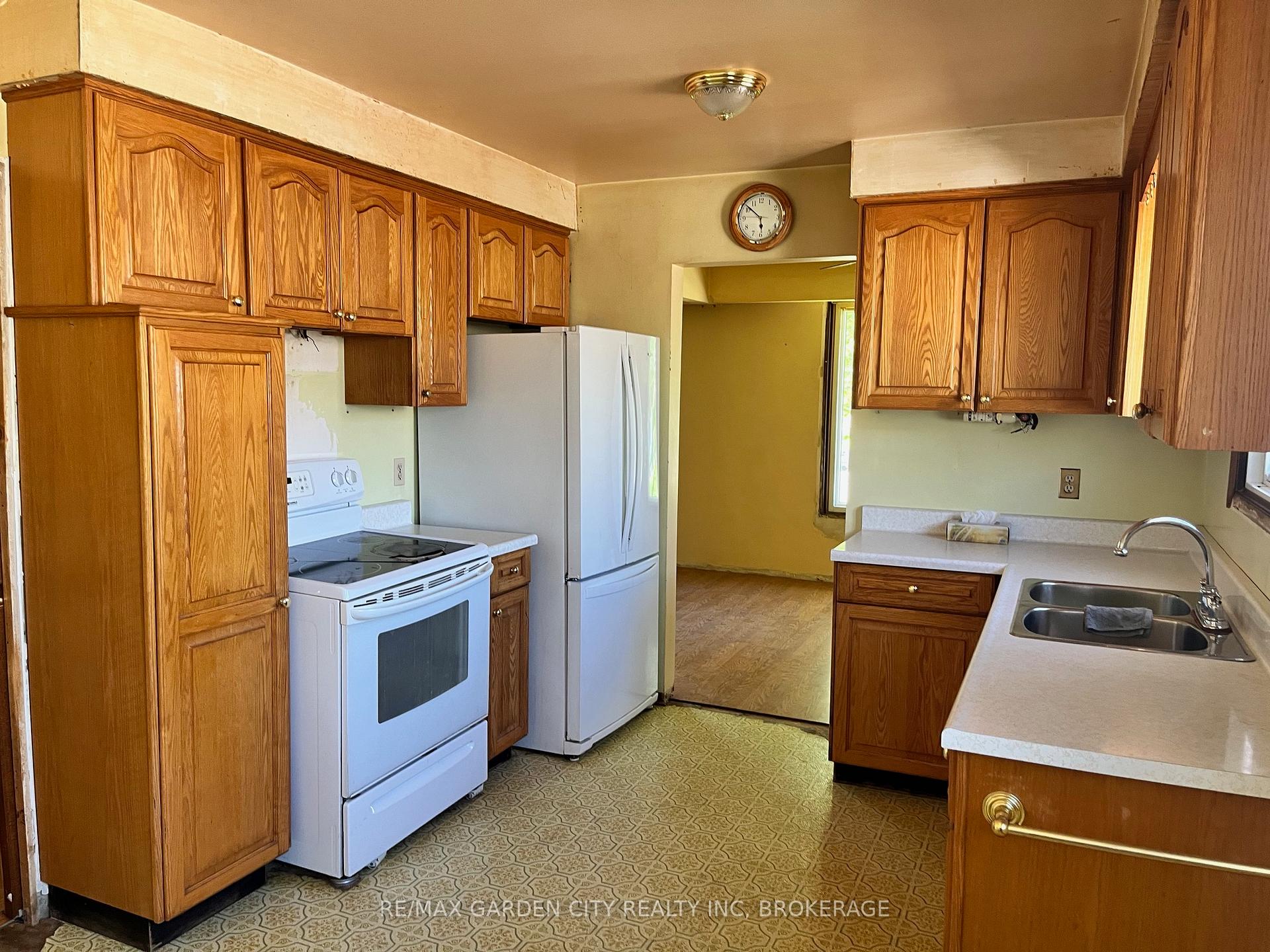 Photo 4 of 80 Royal Oak Drive, St. Catharines, Martindale Pond — HOMEH