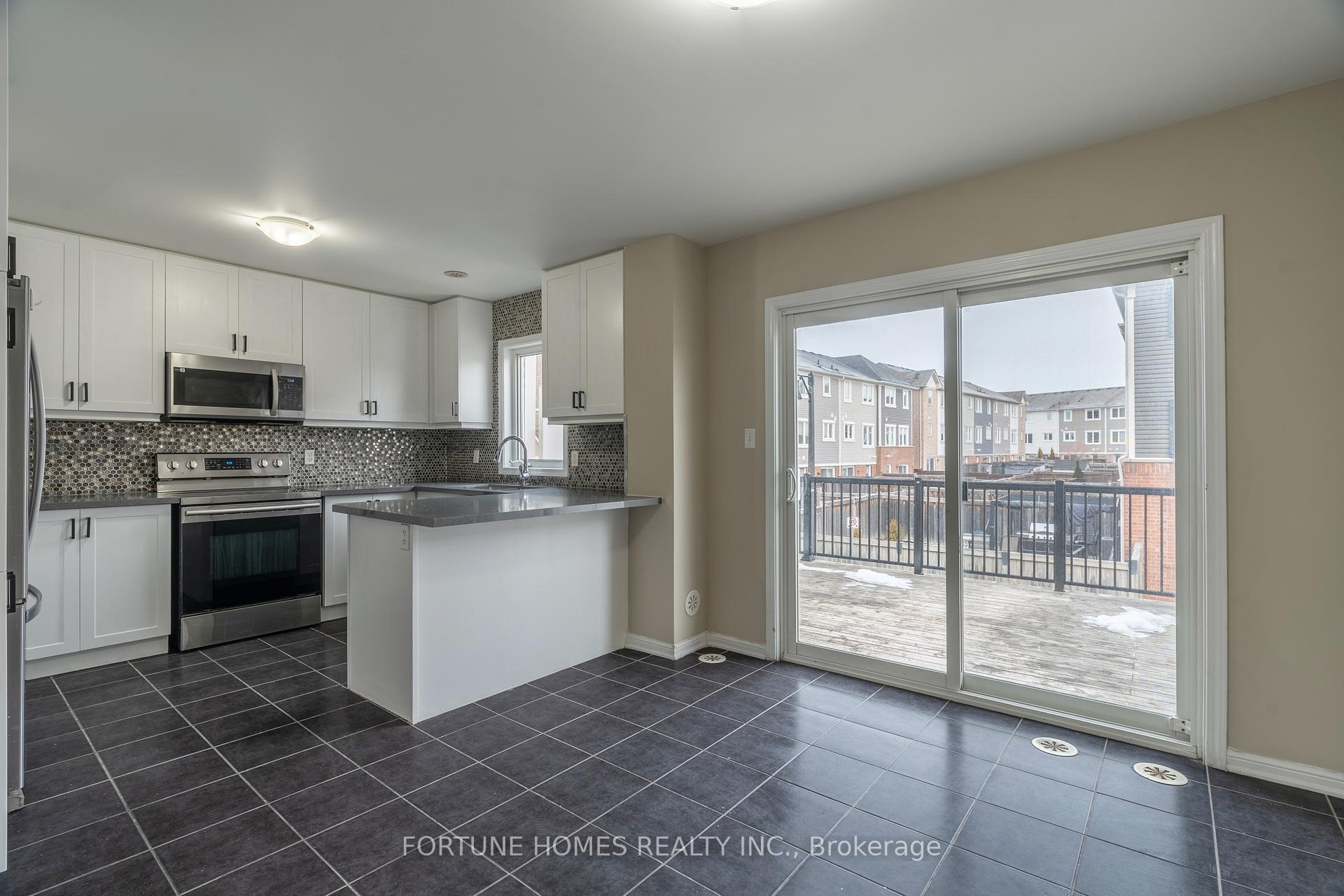 Photo 10 of 44 Ganton Heights, Brampton, Northwest Brampton — HOMEH