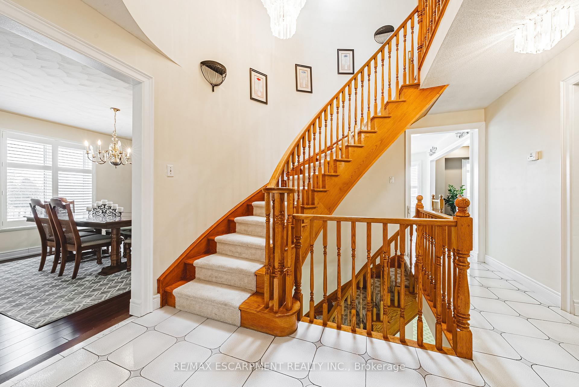 Photo 5 of 28 Sunflower Crescent, Hamilton, Ancaster — HOMEH