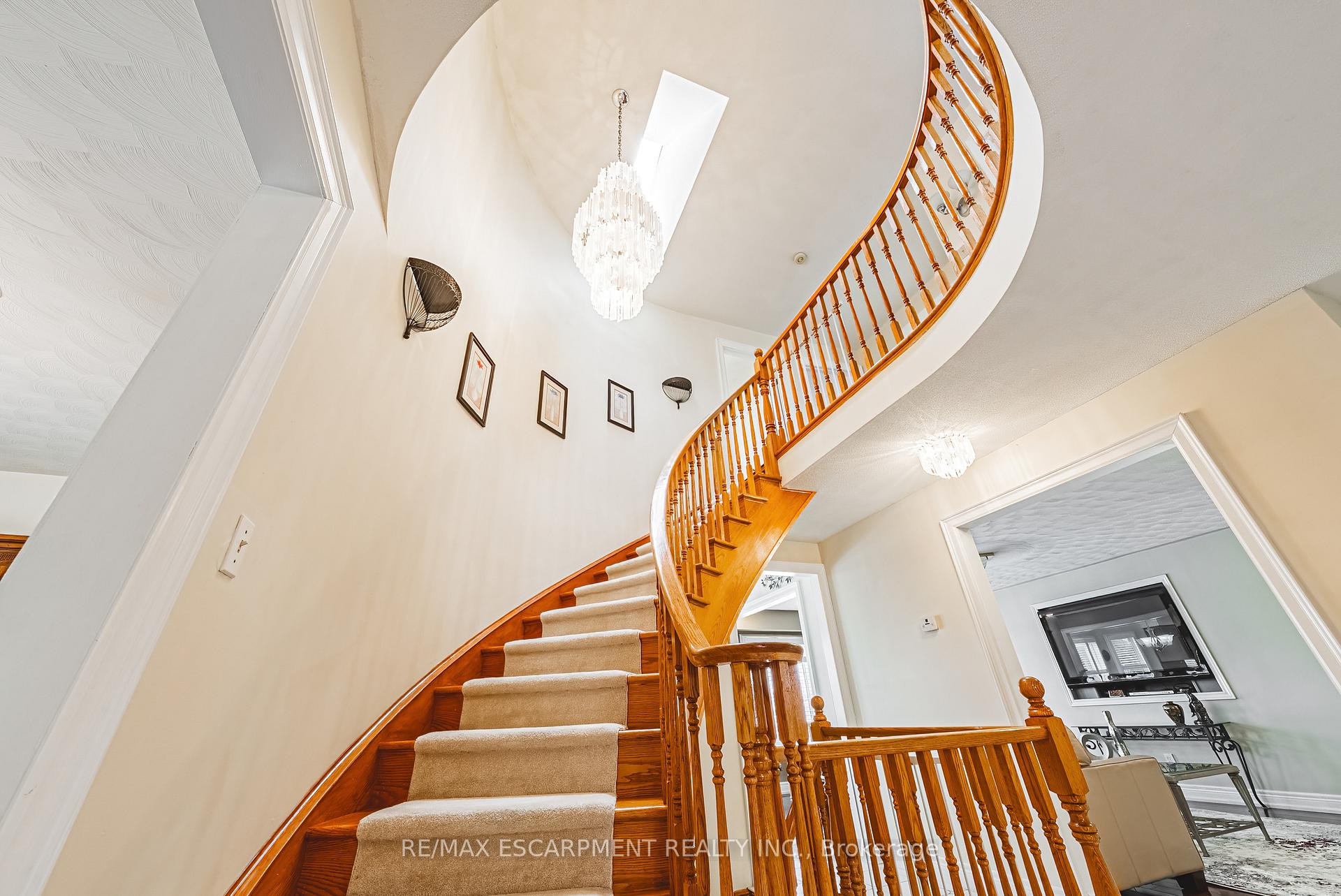 Photo 6 of 28 Sunflower Crescent, Hamilton, Ancaster — HOMEH