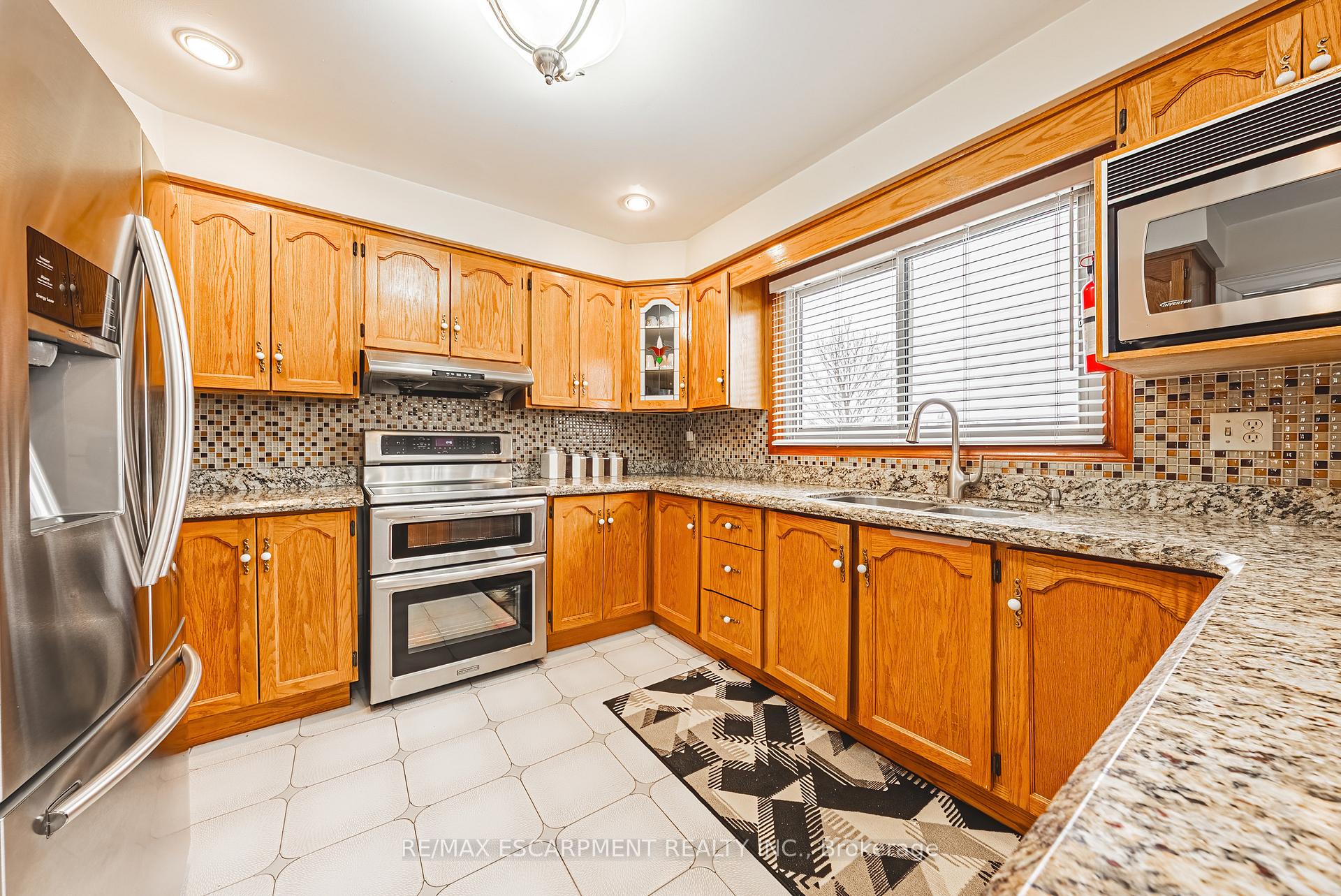 Photo 7 of 28 Sunflower Crescent, Hamilton, Ancaster — HOMEH