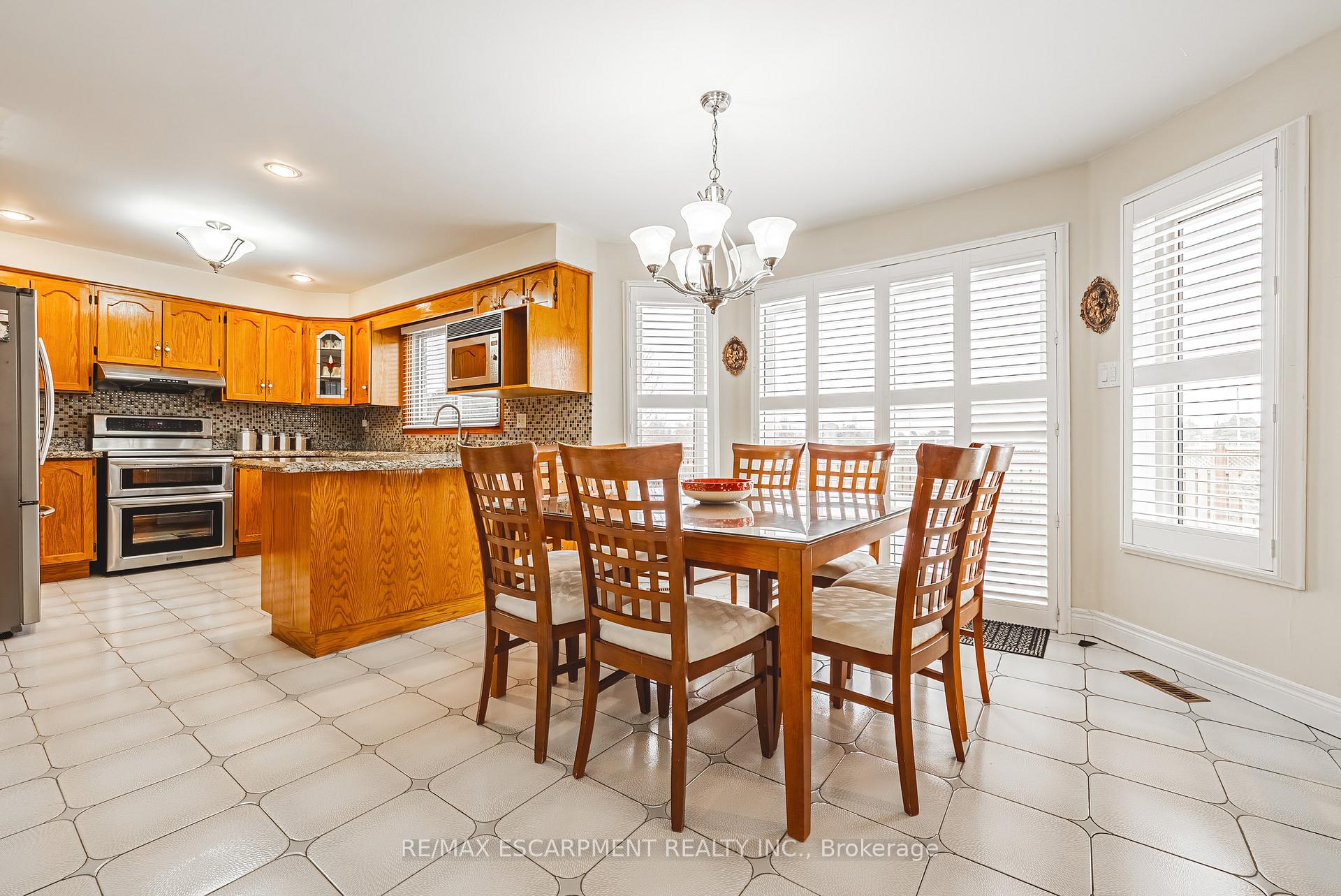 Photo 8 of 28 Sunflower Crescent, Hamilton, Ancaster — HOMEH