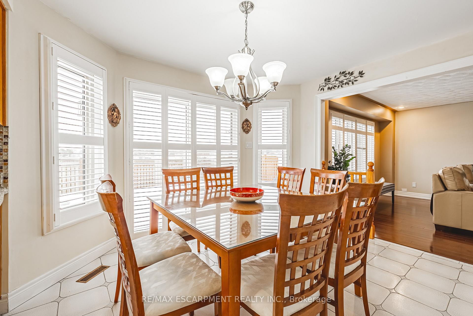 Photo 9 of 28 Sunflower Crescent, Hamilton, Ancaster — HOMEH