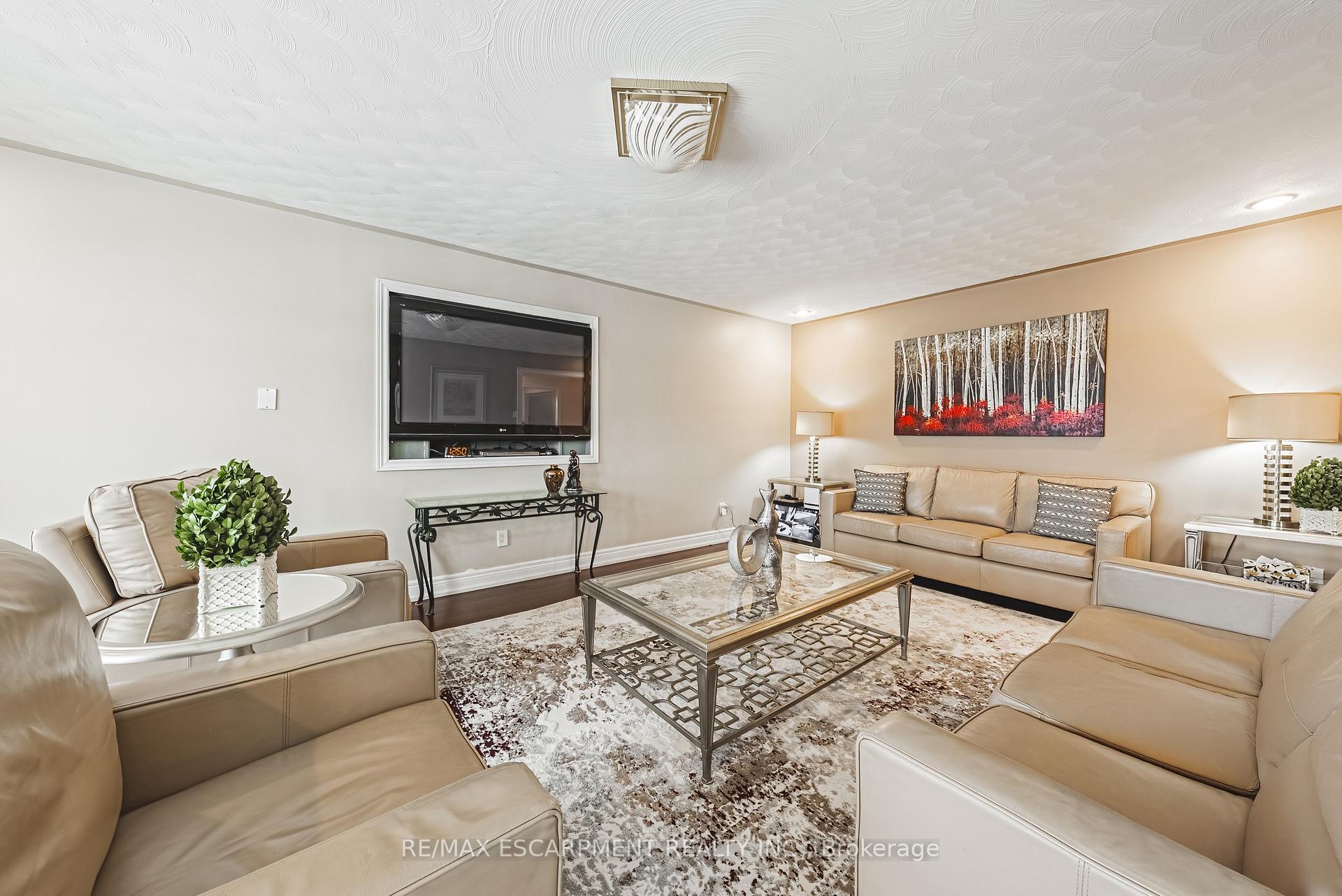 Photo 12 of 28 Sunflower Crescent, Hamilton, Ancaster — HOMEH