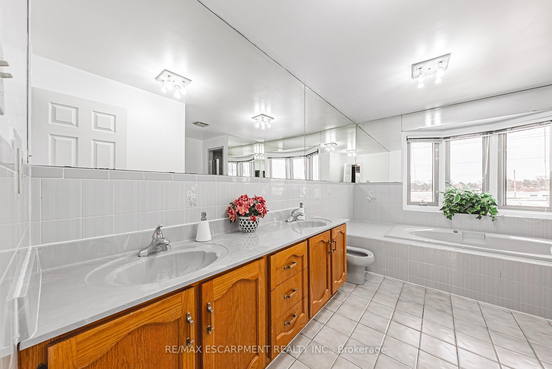 Photo 21 of 28 Sunflower Crescent, Hamilton, Ancaster — HOMEH