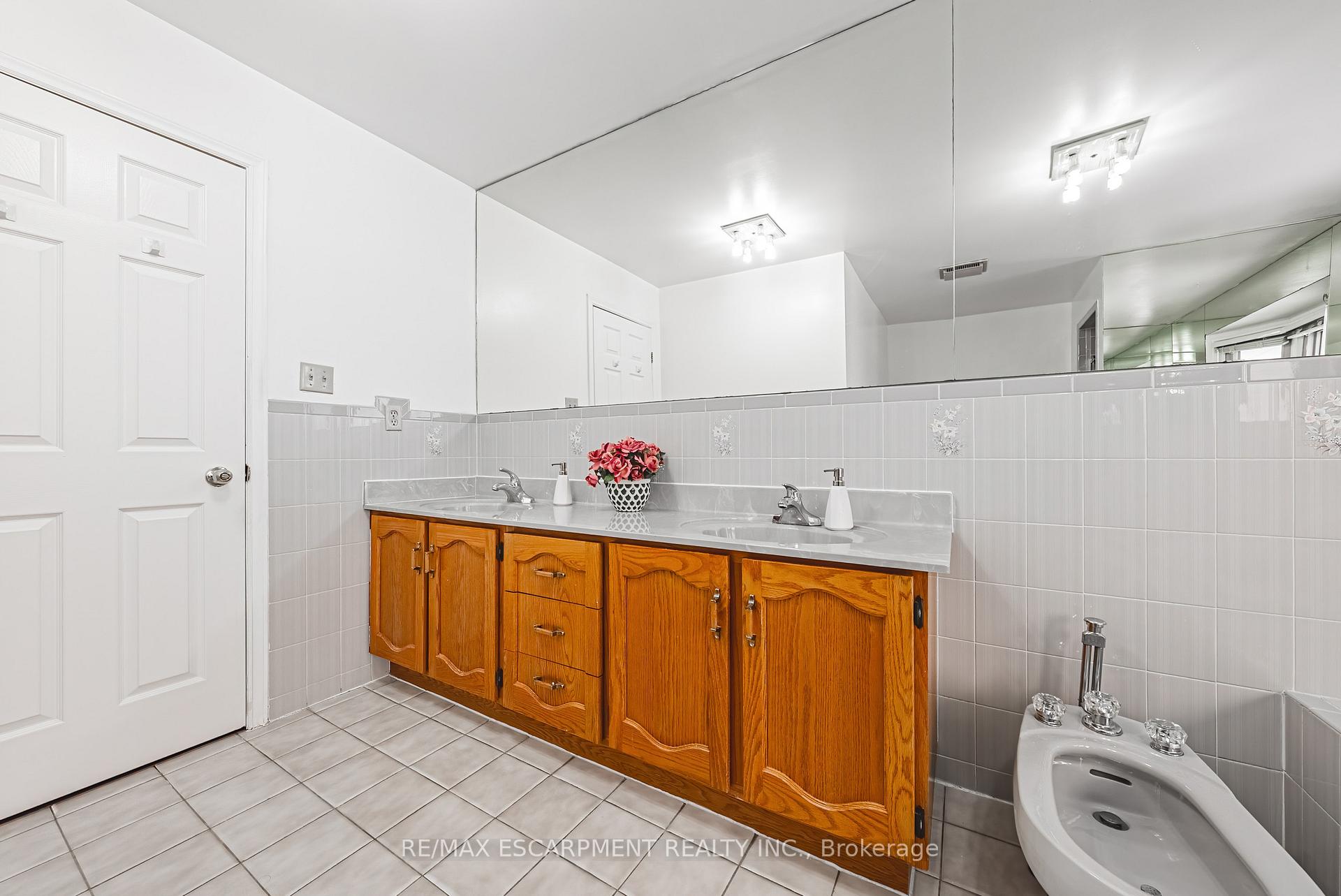 Photo 23 of 28 Sunflower Crescent, Hamilton, Ancaster — HOMEH