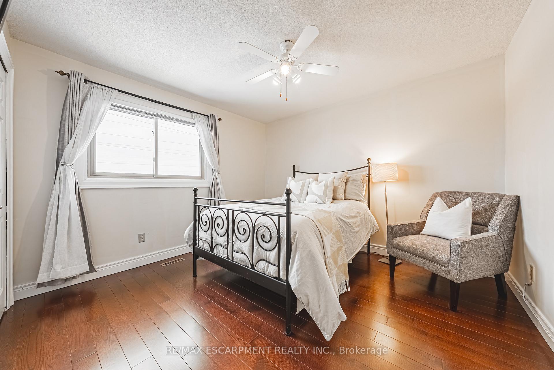 Photo 29 of 28 Sunflower Crescent, Hamilton, Ancaster — HOMEH
